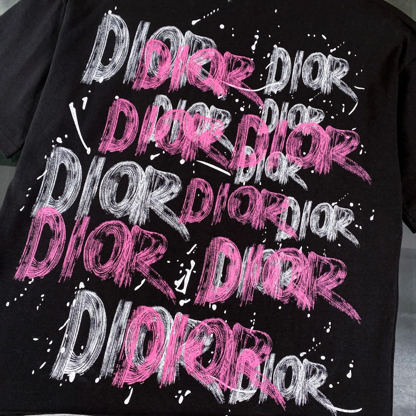 🅿️170 Dior 2025 new classic letters full-print graffiti short-sleeved round neck T-shirt for men and women. Fabric: 310 heavyweight pure cotton, feel free to compare. Made of specific heavyweight 32S fine cotton jersey fabric, 280g weight; with 32s+70D drawbar thread, 280g: 95/fine cotton*5% spandex double yarn rib. The worsted cotton material is light, thin and breathable, with a strong cotton feel on the hand and strong breathability and moisture absorption; the threads are woven into combed cotton fabric using a blending process, making the fabric very soft to the touch. The worsted cotton material is light and breathable, has a strong cotton feel on the hand, is breathable and hygroscopic; it is not easy to wrinkle and does not require special care. 32-needle high-end textile imported from the rib, 70D ultra-fine elastic stitching, nearly non-feeling stitching, comfortable and fit the body shape.  A full set of new Dior accessories, suitable for both men and women. Color: white, black. Size: S-XL