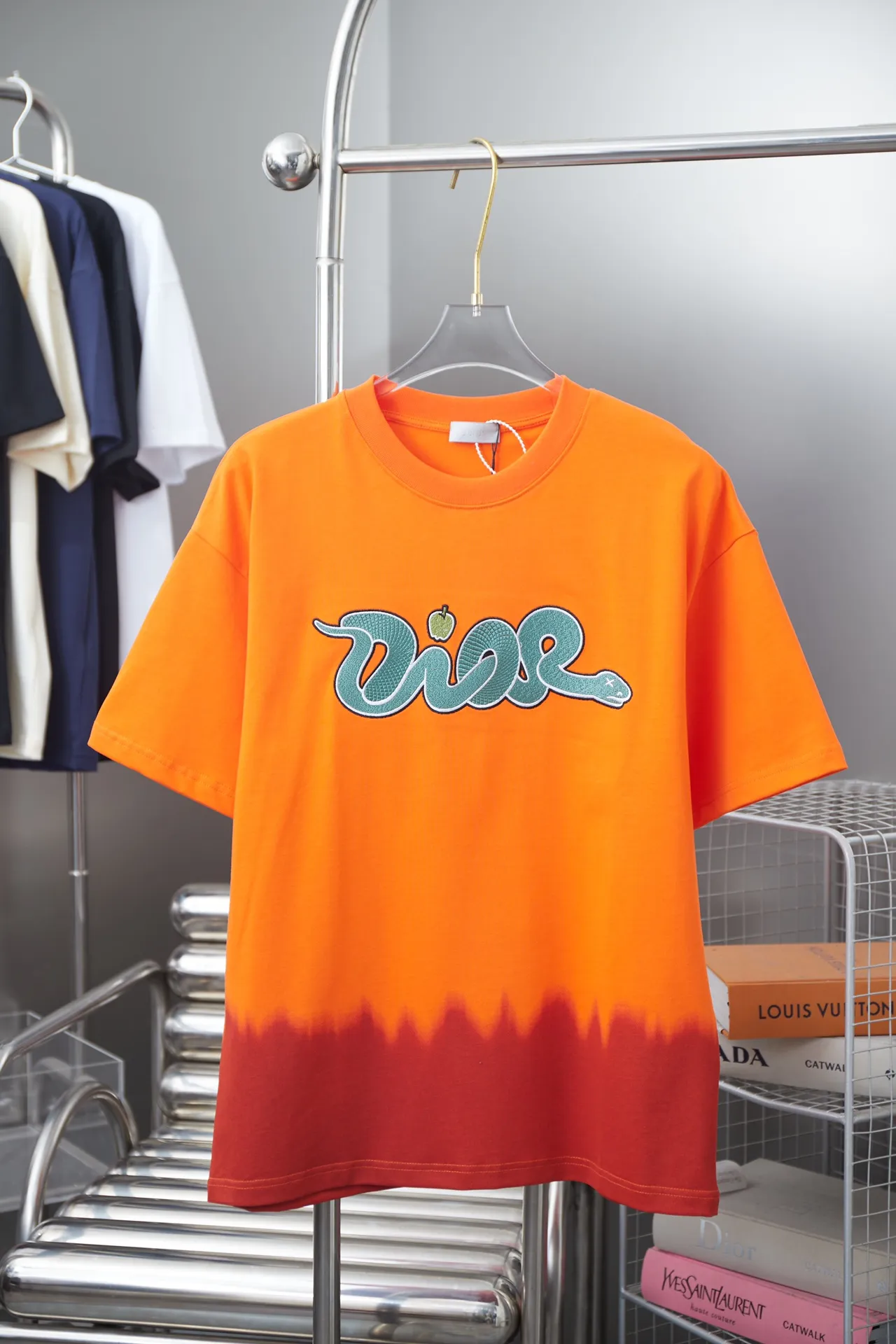 🅿️190 Christian D*or 25SS new early spring DIOR AND KAWS limited series short-sleeved, light luxury, essential item for daily commuting for men and women, correct version, welcome to compare, detailed features · 280g 100% pure cotton double yarn jersey fabric · Custom dyed in the same cylinder, special thickened 32 count double-ply 1X1 thread · Imported Tajima machine embroidery, snake-shaped DIOR logo embroidered on the chest · High-definition CANNY imported machine printing on the hem · Double-needle cross-stitching process · Original main mark, washed tag, branded moisture-proof paper packaging Color: Orange/White Size: S/M/L/XL