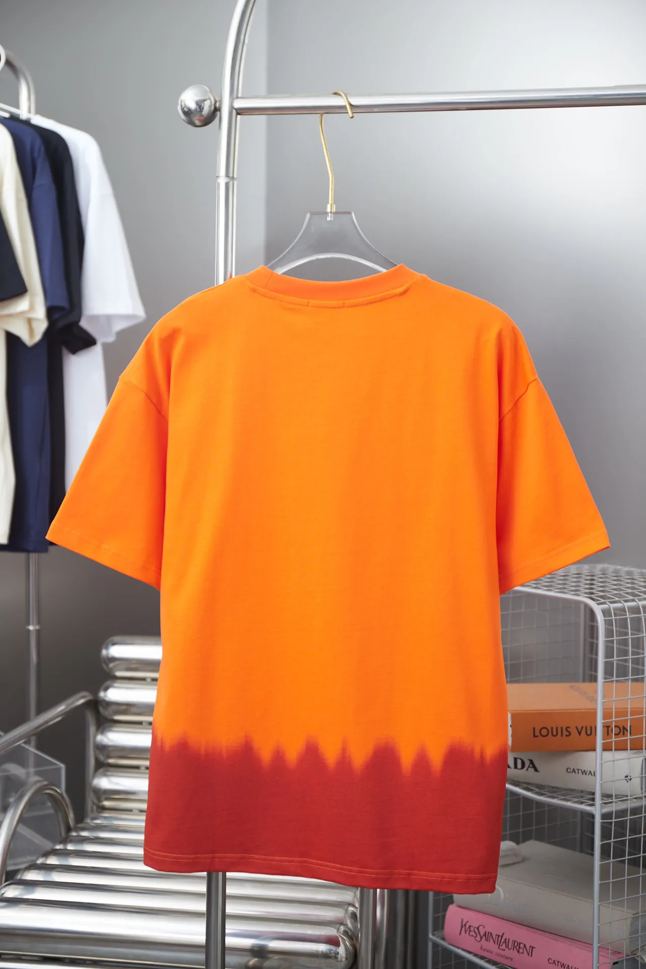 🅿️190 Christian D*or 25SS new early spring DIOR AND KAWS limited series short-sleeved, light luxury, essential item for daily commuting for men and women, correct version, welcome to compare, detailed features · 280g 100% pure cotton double yarn jersey fabric · Custom dyed in the same cylinder, special thickened 32 count double-ply 1X1 thread · Imported Tajima machine embroidery, snake-shaped DIOR logo embroidered on the chest · High-definition CANNY imported machine printing on the hem · Double-needle cross-stitching process · Original main mark, washed tag, branded moisture-proof paper packaging Color: Orange/White Size: S/M/L/XL