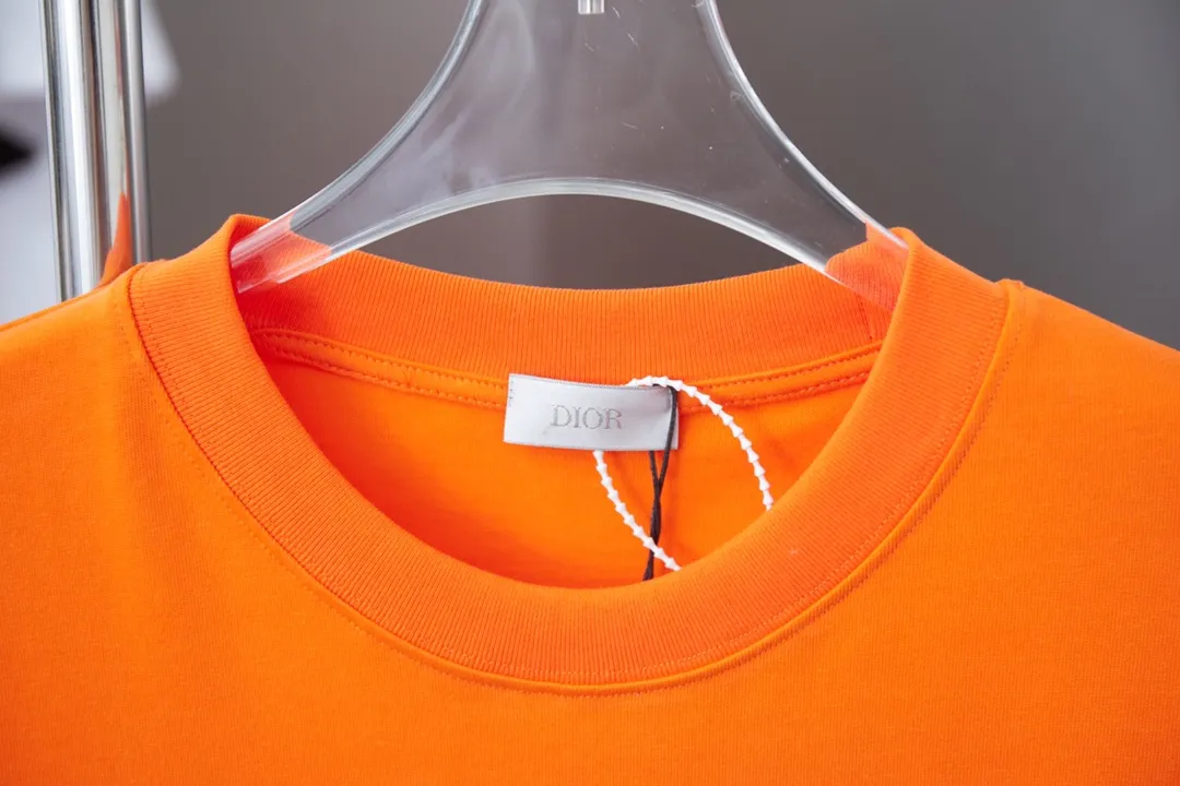 🅿️190 Christian D*or 25SS new early spring DIOR AND KAWS limited series short-sleeved, light luxury, essential item for daily commuting for men and women, correct version, welcome to compare, detailed features · 280g 100% pure cotton double yarn jersey fabric · Custom dyed in the same cylinder, special thickened 32 count double-ply 1X1 thread · Imported Tajima machine embroidery, snake-shaped DIOR logo embroidered on the chest · High-definition CANNY imported machine printing on the hem · Double-needle cross-stitching process · Original main mark, washed tag, branded moisture-proof paper packaging Color: Orange/White Size: S/M/L/XL