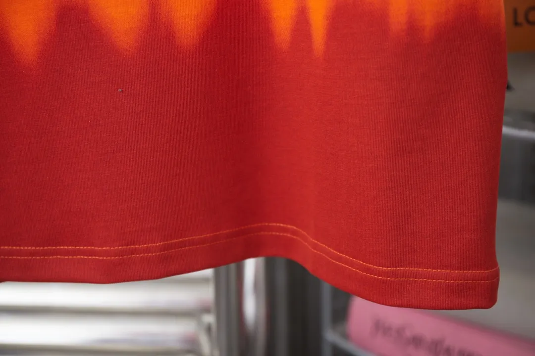 🅿️190 Christian D*or 25SS new early spring DIOR AND KAWS limited series short-sleeved, light luxury, essential item for daily commuting for men and women, correct version, welcome to compare, detailed features · 280g 100% pure cotton double yarn jersey fabric · Custom dyed in the same cylinder, special thickened 32 count double-ply 1X1 thread · Imported Tajima machine embroidery, snake-shaped DIOR logo embroidered on the chest · High-definition CANNY imported machine printing on the hem · Double-needle cross-stitching process · Original main mark, washed tag, branded moisture-proof paper packaging Color: Orange/White Size: S/M/L/XL