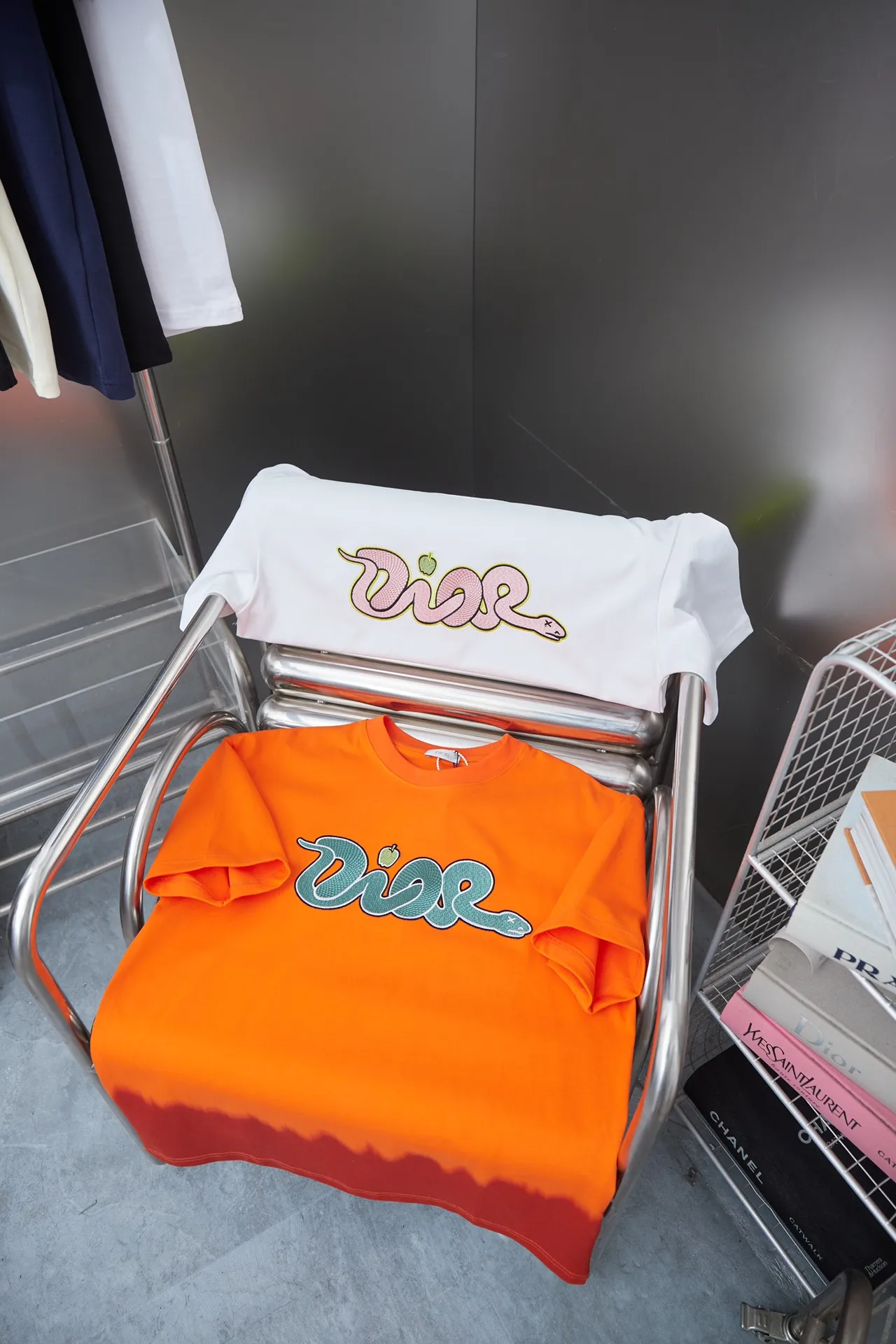 🅿️190 Christian D*or 25SS new early spring DIOR AND KAWS limited series short-sleeved, light luxury, essential item for daily commuting for men and women, correct version, welcome to compare, detailed features · 280g 100% pure cotton double yarn jersey fabric · Custom dyed in the same cylinder, special thickened 32 count double-ply 1X1 thread · Imported Tajima machine embroidery, snake-shaped DIOR logo embroidered on the chest · High-definition CANNY imported machine printing on the hem · Double-needle cross-stitching process · Original main mark, washed tag, branded moisture-proof paper packaging Color: Orange/White Size: S/M/L/XL