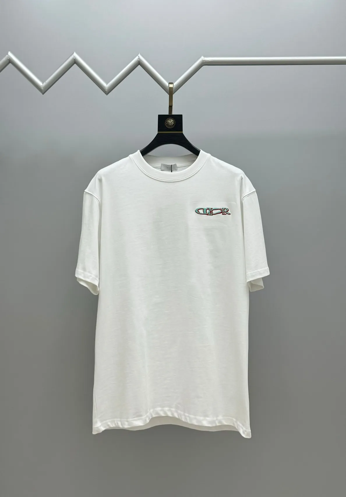 🅿️220 (top version, different currency) will not be taken off the shelves all year round, sell with confidence. Style: Dior/DIO.R short-sleeved T-shirt. Fabric: 300g double yarn 100% cotton. Rib: 320g heavy Sorona 1*1 trendy brand. Craftsmanship: imported machine embroidered logo on the front and rear. Color: white black red. Size: XS S M L. No gender distinction. Same style for men and women.