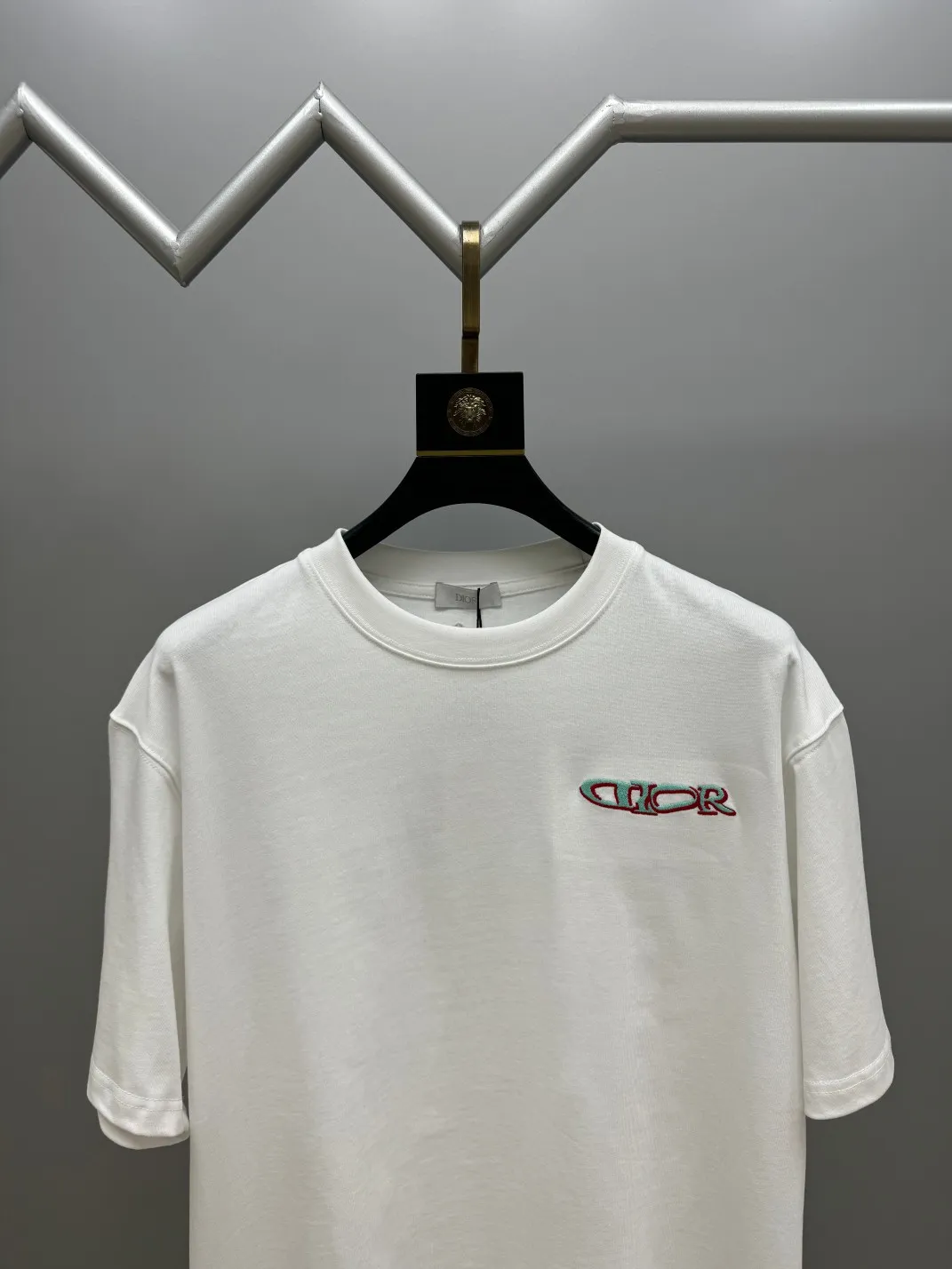 🅿️220 (top version, different currency) will not be taken off the shelves all year round, sell with confidence. Style: Dior/DIO.R short-sleeved T-shirt. Fabric: 300g double yarn 100% cotton. Rib: 320g heavy Sorona 1*1 trendy brand. Craftsmanship: imported machine embroidered logo on the front and rear. Color: white black red. Size: XS S M L. No gender distinction. Same style for men and women.