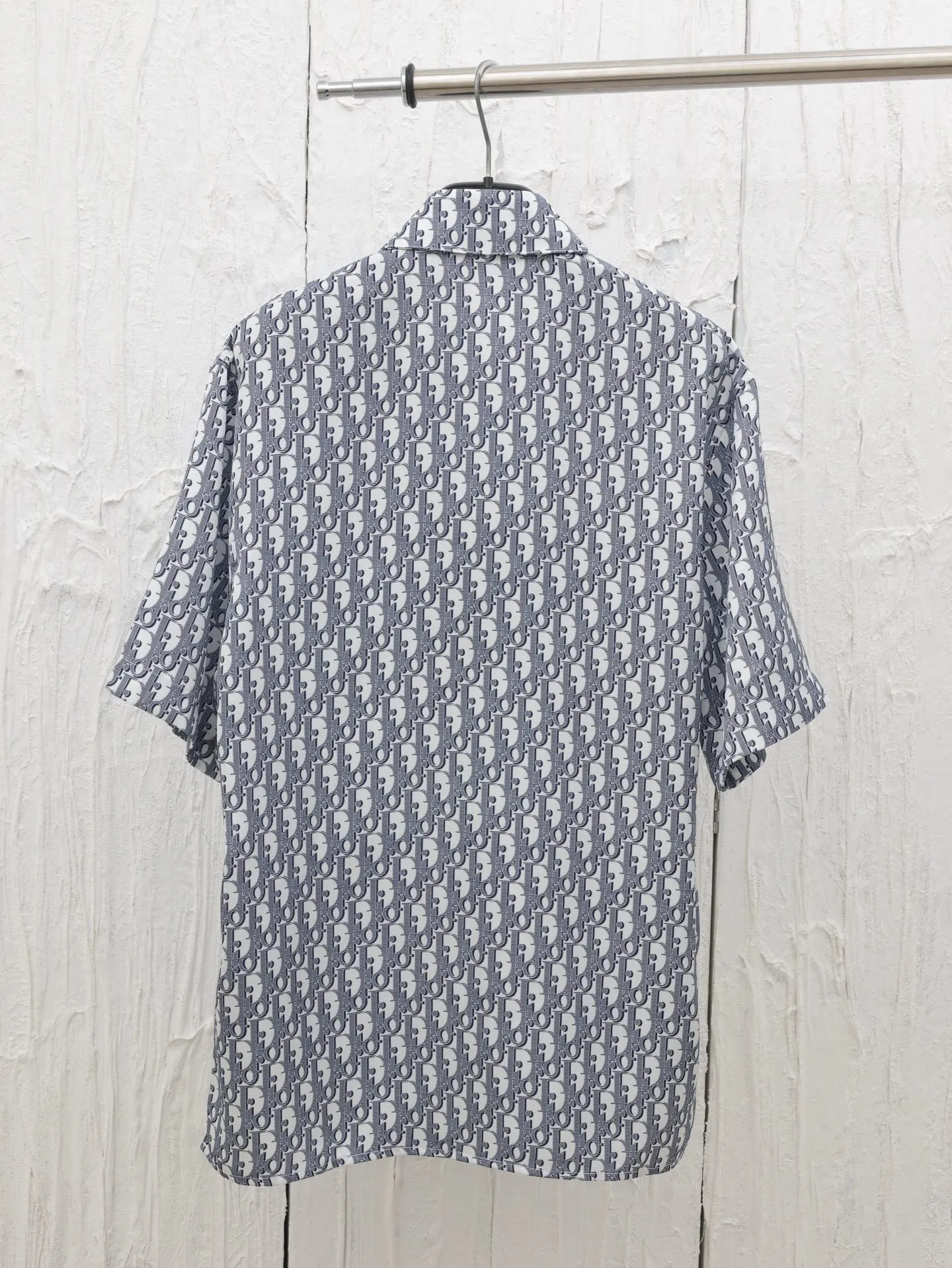🅿️396 Dio*/Dior 25 new logo classic all-over printed old flower shirt. This village shirt is decorated with classic Oblique print. Crafted from white and blue mulberry silk twill fabric, it features a peaked collar and arc-shaped hem for a casual style. Wear with the matching pajamas or shorts for a sophisticated look.  Size: 39/40/41/42