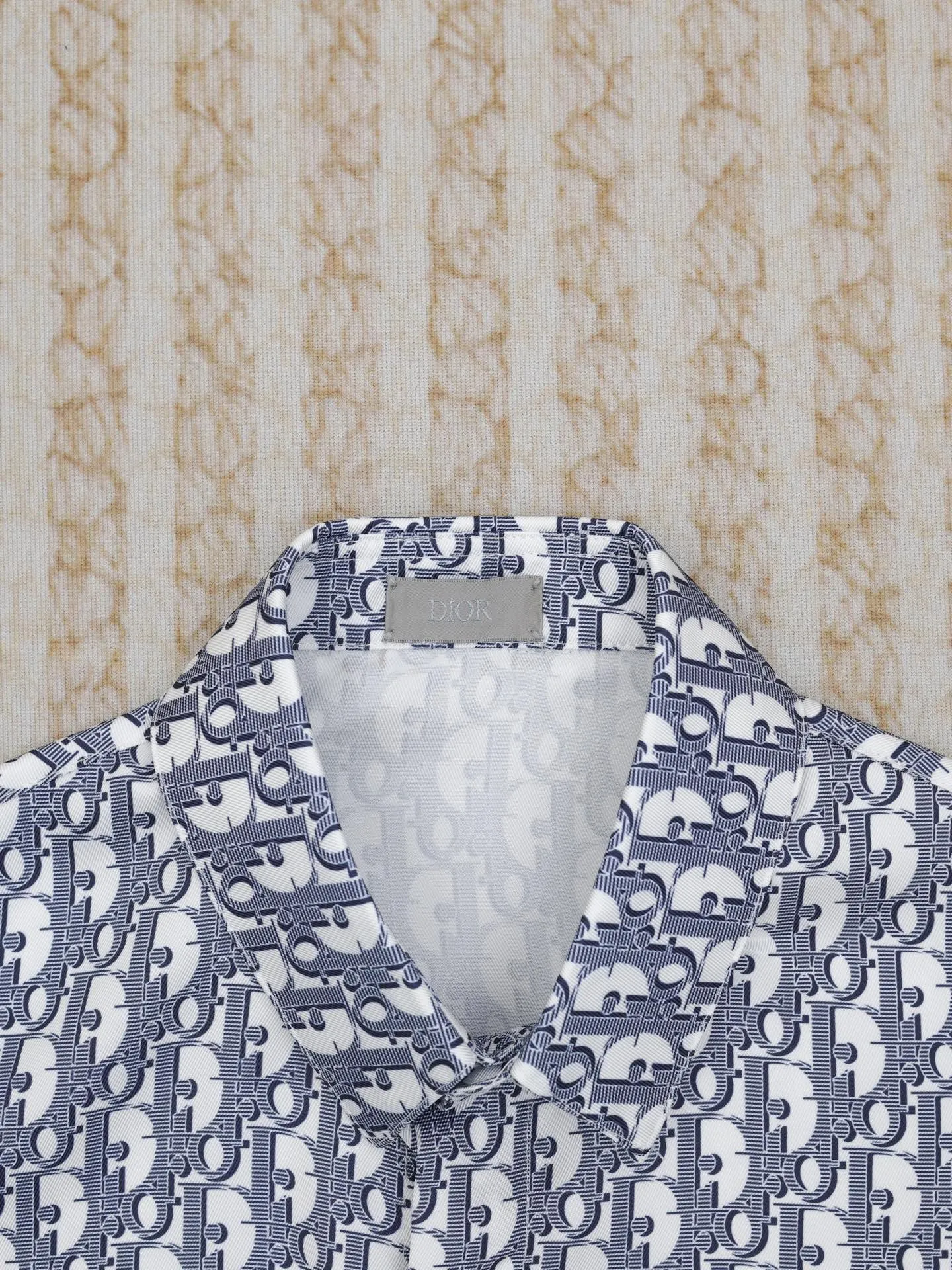 🅿️396 Dio*/Dior 25 new logo classic all-over printed old flower shirt. This village shirt is decorated with classic Oblique print. Crafted from white and blue mulberry silk twill fabric, it features a peaked collar and arc-shaped hem for a casual style. Wear with the matching pajamas or shorts for a sophisticated look.  Size: 39/40/41/42