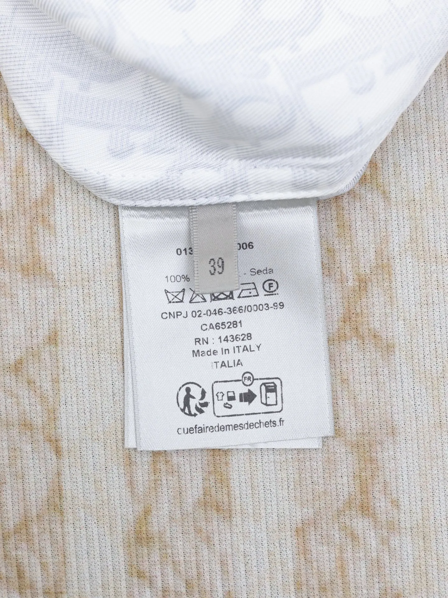 🅿️396 Dio*/Dior 25 new logo classic all-over printed old flower shirt. This village shirt is decorated with classic Oblique print. Crafted from white and blue mulberry silk twill fabric, it features a peaked collar and arc-shaped hem for a casual style. Wear with the matching pajamas or shorts for a sophisticated look.  Size: 39/40/41/42