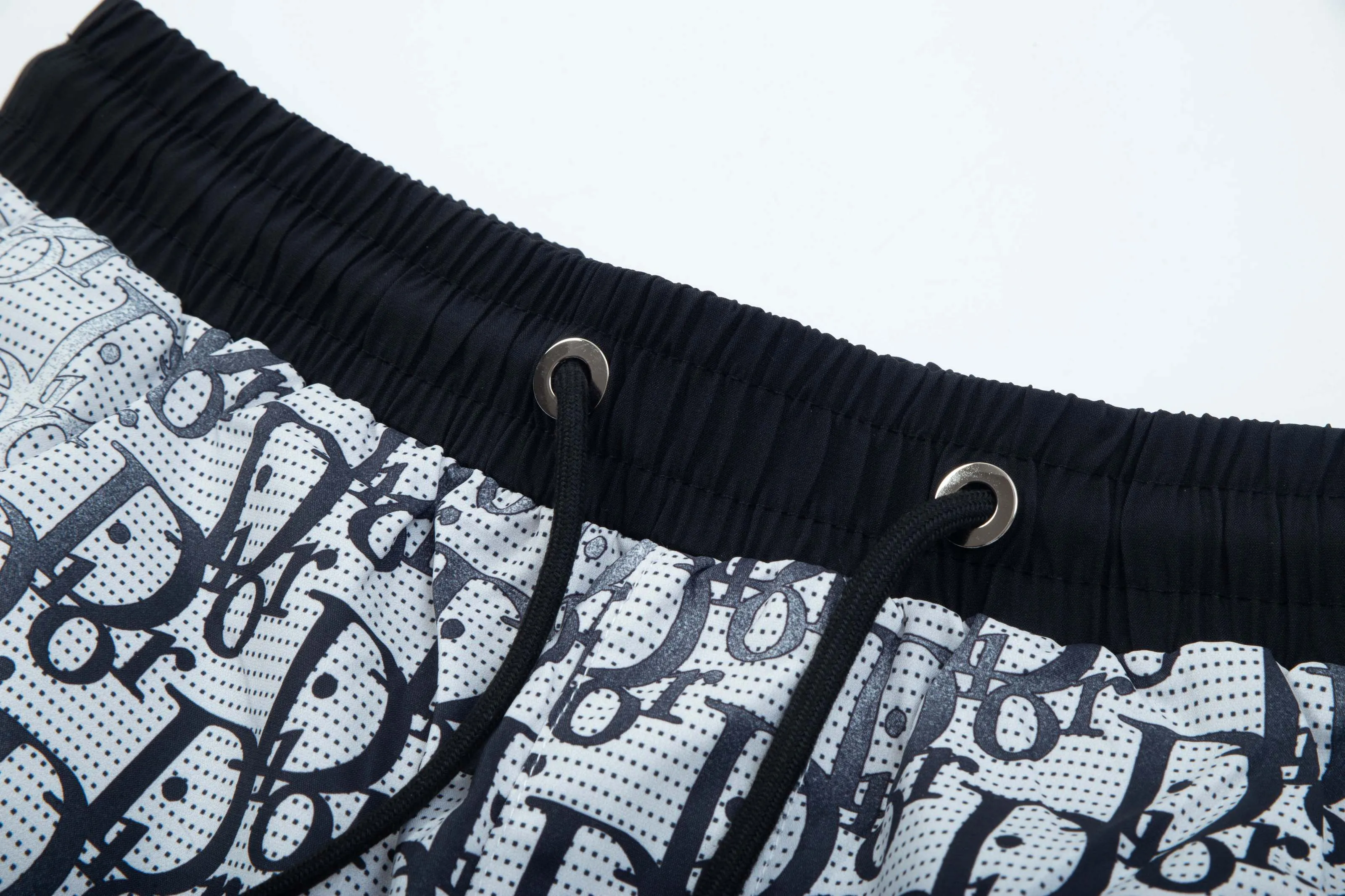 🅿️170 2025 DiOR Dior's new quick-drying beach shorts, customized fabrics, with presbyopic craftsmanship and logo printed all over. The version is tight and three-dimensional, with straight stripe splicing. The customized trouser cord hardware has strong texture and smoothness. The upper body is comfortable and breathable. It has a concave and convex three-dimensional feel. It is fashionable and casual. Color: Black Blue Size: M-4XL