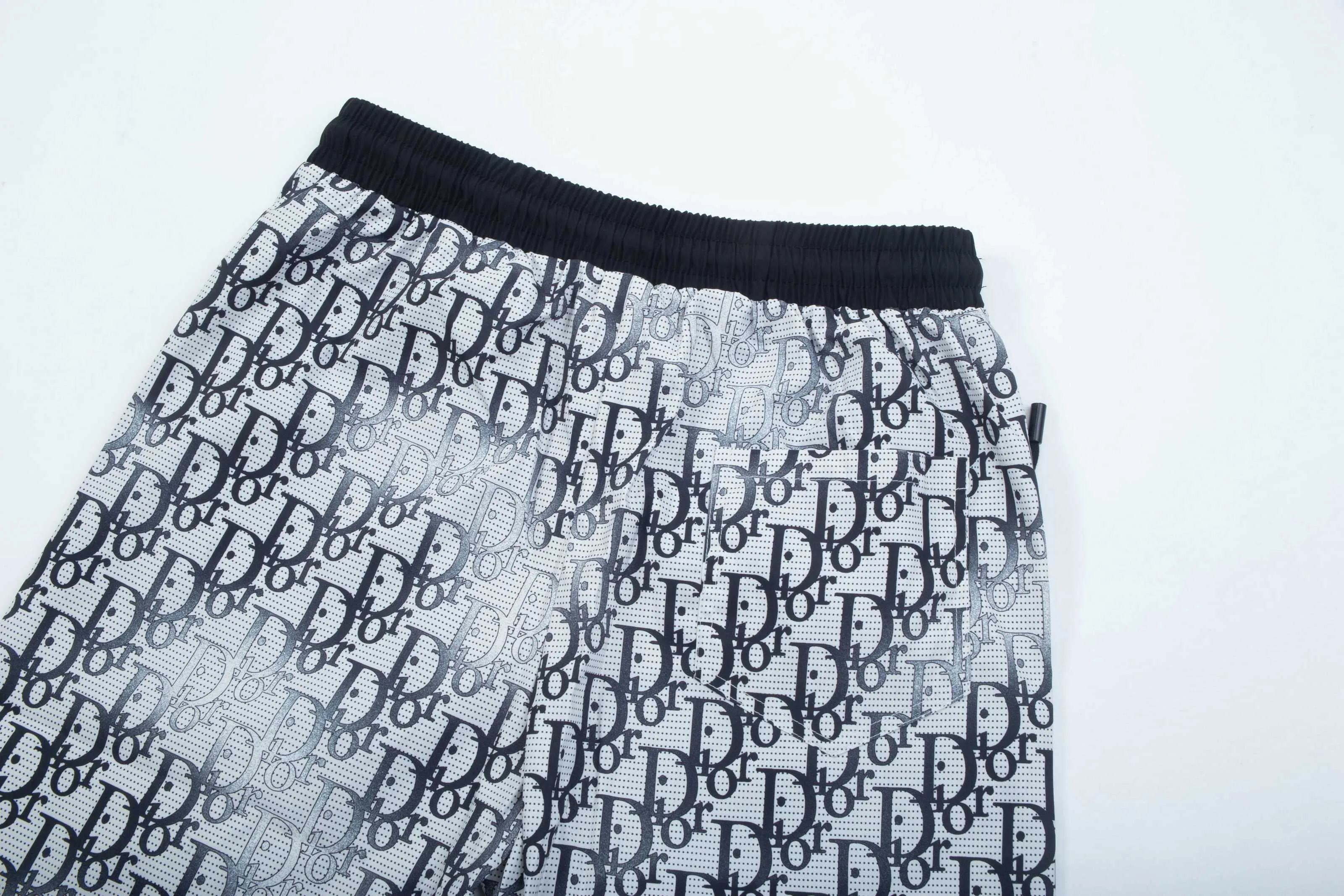 🅿️170 2025 DiOR Dior's new quick-drying beach shorts, customized fabrics, with presbyopic craftsmanship and logo printed all over. The version is tight and three-dimensional, with straight stripe splicing. The customized trouser cord hardware has strong texture and smoothness. The upper body is comfortable and breathable. It has a concave and convex three-dimensional feel. It is fashionable and casual. Color: Black Blue Size: M-4XL