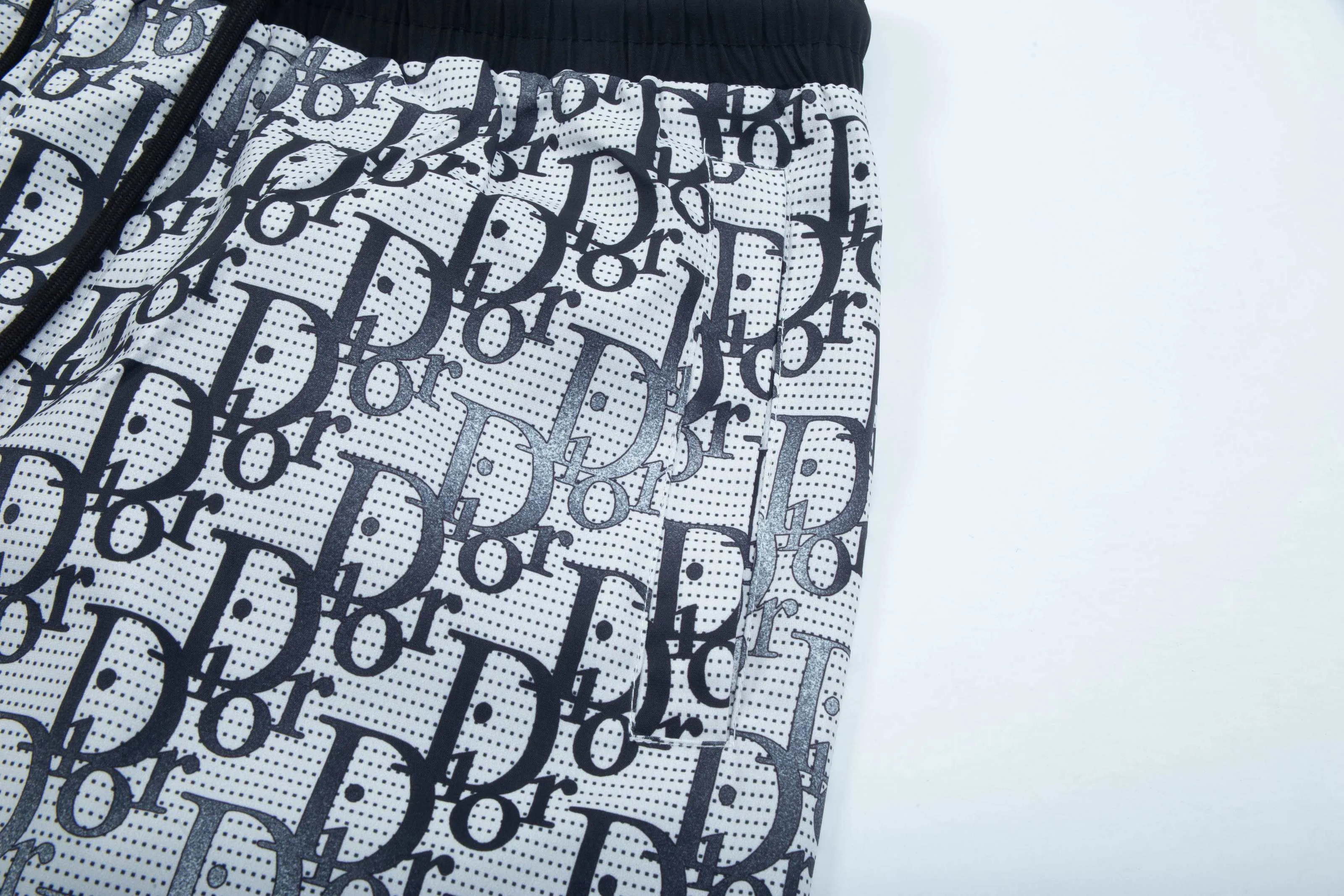 🅿️170 2025 DiOR Dior's new quick-drying beach shorts, customized fabrics, with presbyopic craftsmanship and logo printed all over. The version is tight and three-dimensional, with straight stripe splicing. The customized trouser cord hardware has strong texture and smoothness. The upper body is comfortable and breathable. It has a concave and convex three-dimensional feel. It is fashionable and casual. Color: Black Blue Size: M-4XL