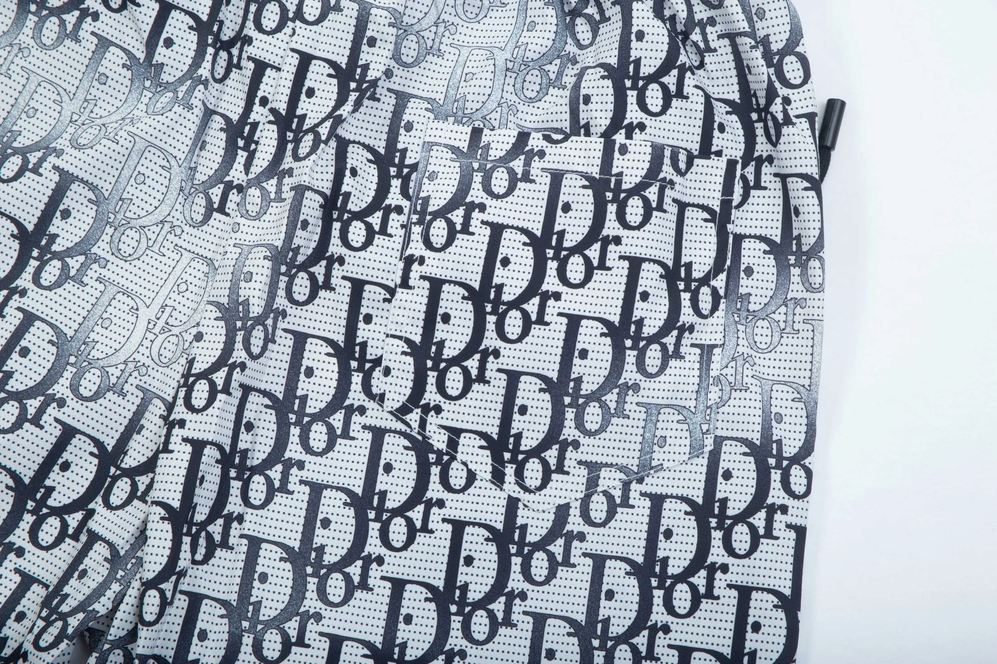 🅿️170 2025 DiOR Dior's new quick-drying beach shorts, customized fabrics, with presbyopic craftsmanship and logo printed all over. The version is tight and three-dimensional, with straight stripe splicing. The customized trouser cord hardware has strong texture and smoothness. The upper body is comfortable and breathable. It has a concave and convex three-dimensional feel. It is fashionable and casual. Color: Black Blue Size: M-4XL