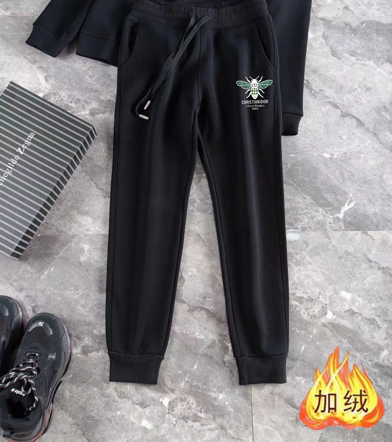 🅿️400 brand [DIOR Dior] (velvet and thickened) 2025 autumn and winter new product, celebrities' favorite fashion-flavored casual suit, clean and neat tailoring, full of urban style. It is made of high-quality customized fabrics, with excellent thermal insulation effect inside, soft and dry feel, and a crisp and stylish upper body effect. The three-dimensional cutting process and the pattern are all of high standards, and the silhouette version has the right benefits! It is not tight at all, and you feel good when you put it on. So many top-quality raw materials create high-end products with unparalleled value. It is the first choice for high-end fashion people. (Size: M-4XL can wear up to 200 pounds)