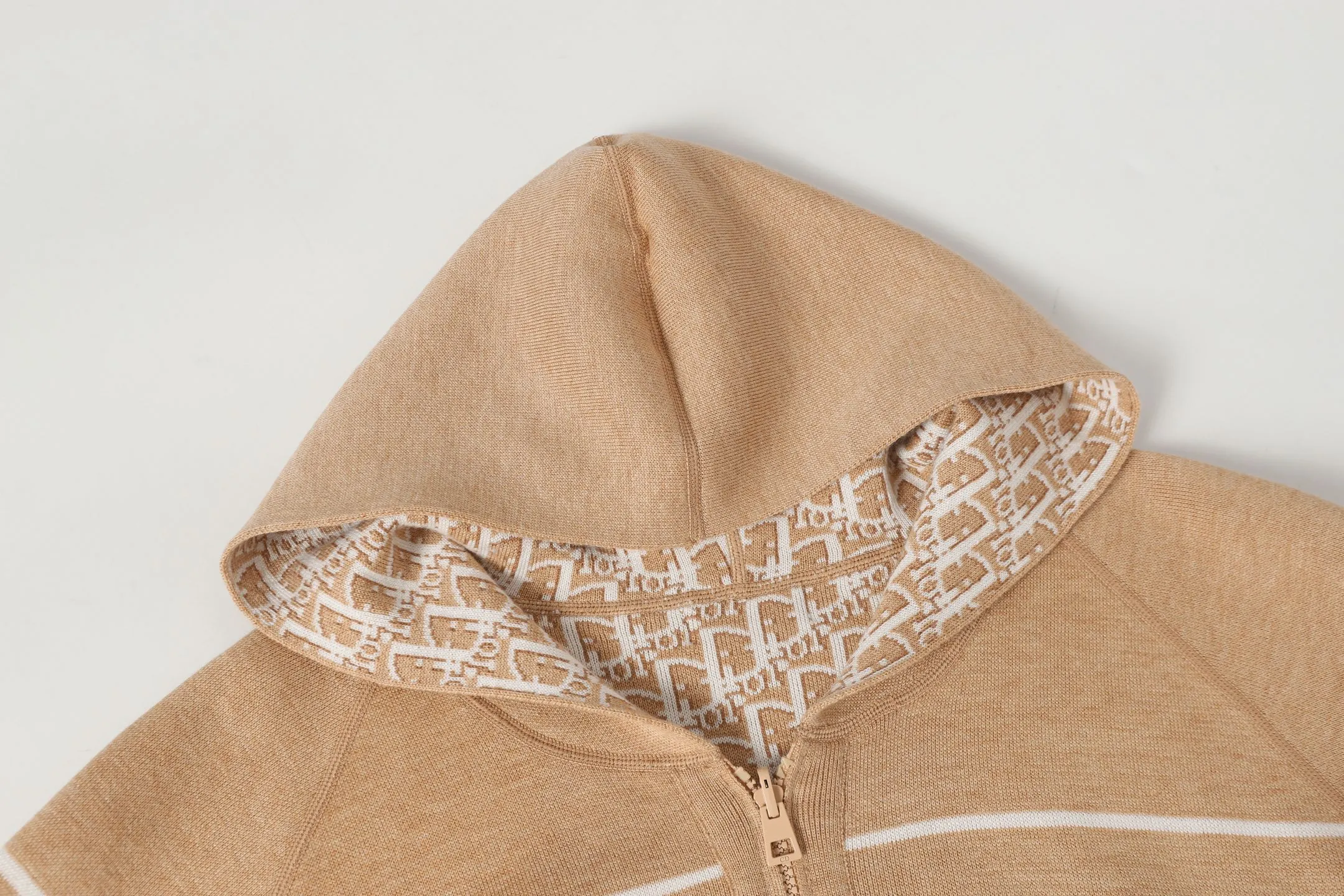 🅿️540 DIOR/Dior double-sided jacquard cashmere knitted hood (brown). The original version was purchased for 22,337 and developed. The fabric is made of cashmere blended knitted fabric, which is soft and comfortable. It features a zip closure at the front and subtle ribbed trimming at the cuffs and hem. The reversible design features a solid blue hue on one side and the brand's signature Oblique pattern on the other, with Cistian strap detailing on the back. The unlined cut ensures a light and effortless fit, while the slim fit creates an elegant silhouette. The entire piece has exquisite craftsmanship, double-sided knitting technology enables reversible wear, and ribbed edges enhance the three-dimensional effect. Dry cleaning and maintenance are recommended to maintain the delicate texture of cashmere fabrics. This piece is both casual and fashionable, and can be easily matched with all kinds of clothing, showing the brand's exquisite craftsmanship and classic aesthetics. Color: Navy Gray Light Gray Brown Size: S M L