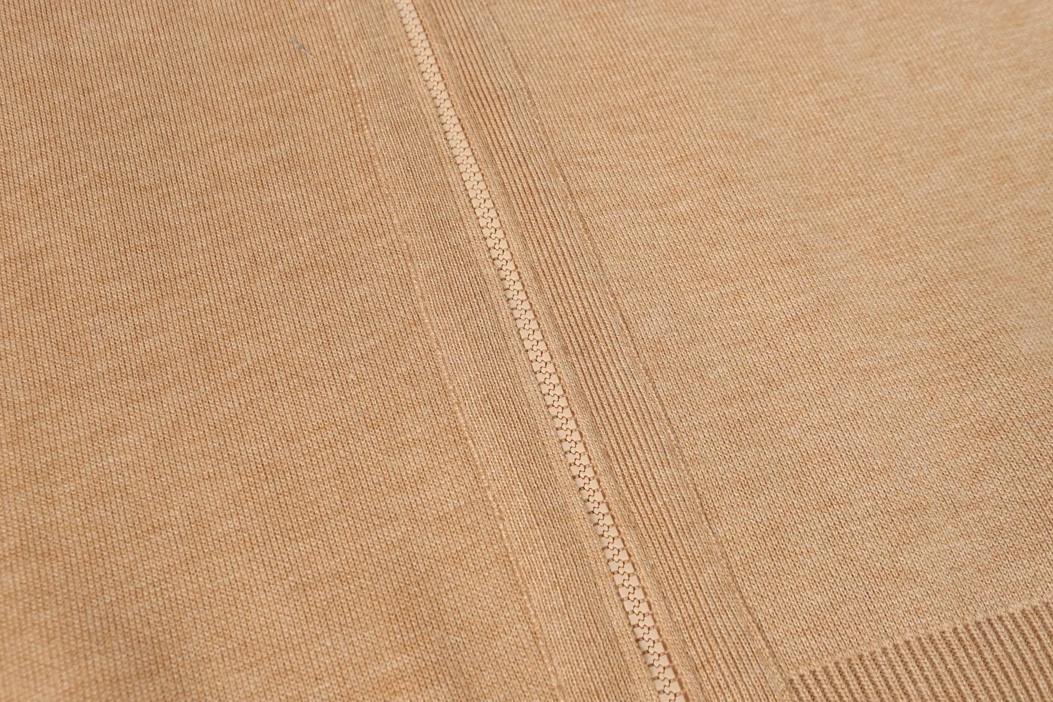 🅿️540 DIOR/Dior double-sided jacquard cashmere knitted hood (brown). The original version was purchased for 22,337 and developed. The fabric is made of cashmere blended knitted fabric, which is soft and comfortable. It features a zip closure at the front and subtle ribbed trimming at the cuffs and hem. The reversible design features a solid blue hue on one side and the brand's signature Oblique pattern on the other, with Cistian strap detailing on the back. The unlined cut ensures a light and effortless fit, while the slim fit creates an elegant silhouette. The entire piece has exquisite craftsmanship, double-sided knitting technology enables reversible wear, and ribbed edges enhance the three-dimensional effect. Dry cleaning and maintenance are recommended to maintain the delicate texture of cashmere fabrics. This piece is both casual and fashionable, and can be easily matched with all kinds of clothing, showing the brand's exquisite craftsmanship and classic aesthetics. Color: Navy Gray Light Gray Brown Size: S M L