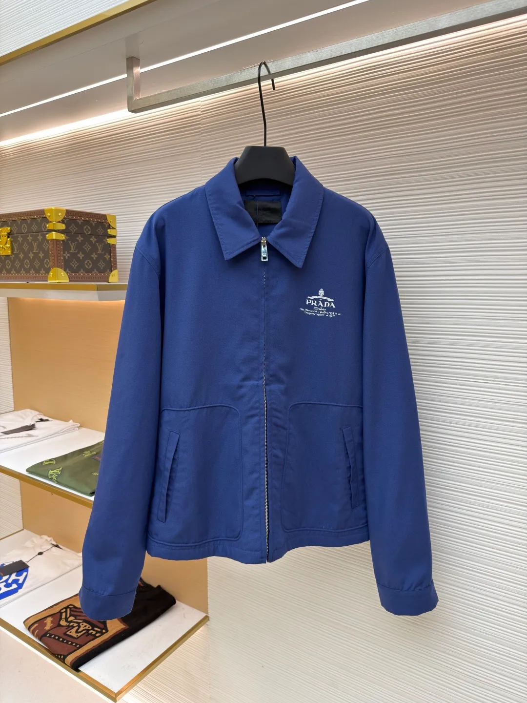 Prada Contrast Logo Jacket ●Original version: Purchased and developed for 17800 ●Item number: 1680816-B15 ●Fabric: Oxford fabric ●Technology: Contrast color printing ●Version: Fitted version ●Weight: about 570 grams ●Size: 46-48-50-52 ●Description: Customized elegant cotton Oxford spinning, excellent texture, comfortable and close to the skin, with a touch of deep blue as the base, which is the elegance after precipitation Surging with mystery and nobility, the contrasting letter logo outlines a unique fashion silhouette on the chest. It is low-key and powerful. It continues Prada's classic clean lines. The square version meets the new style of minimalist workwear. It interprets eternal charm with pure beauty. Solid contrast printing is used. The chest printing is modified three times with the film screen. The pattern is printed on the fabric using glue liquid paint. The fabric is baked to fix the printed pattern. Template machine bag opening The preset template guides the position, shape and size of the bag opening. The accuracy ensures the quality of the bag opening effect. The fabrics have been sand-washed, giving them a better feel and texture. They are not easy to deform, shrink or fade, and maintain their long-lasting beauty. The overall wiring is straight and delicate, the fabric is comfortable and soft, and the color is consistent without color difference. It can be matched with the same style to create a fashionable look and control various occasions. Customized accessories, complete with three standards, same style for men and women!