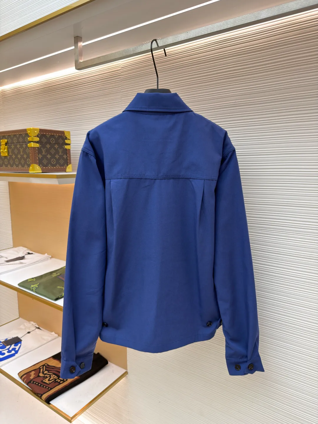 Prada Contrast Logo Jacket ●Original version: Purchased and developed for 17800 ●Item number: 1680816-B15 ●Fabric: Oxford fabric ●Technology: Contrast color printing ●Version: Fitted version ●Weight: about 570 grams ●Size: 46-48-50-52 ●Description: Customized elegant cotton Oxford spinning, excellent texture, comfortable and close to the skin, with a touch of deep blue as the base, which is the elegance after precipitation Surging with mystery and nobility, the contrasting letter logo outlines a unique fashion silhouette on the chest. It is low-key and powerful. It continues Prada's classic clean lines. The square version meets the new style of minimalist workwear. It interprets eternal charm with pure beauty. Solid contrast printing is used. The chest printing is modified three times with the film screen. The pattern is printed on the fabric using glue liquid paint. The fabric is baked to fix the printed pattern. Template machine bag opening The preset template guides the position, shape and size of the bag opening. The accuracy ensures the quality of the bag opening effect. The fabrics have been sand-washed, giving them a better feel and texture. They are not easy to deform, shrink or fade, and maintain their long-lasting beauty. The overall wiring is straight and delicate, the fabric is comfortable and soft, and the color is consistent without color difference. It can be matched with the same style to create a fashionable look and control various occasions. Customized accessories, complete with three standards, same style for men and women!