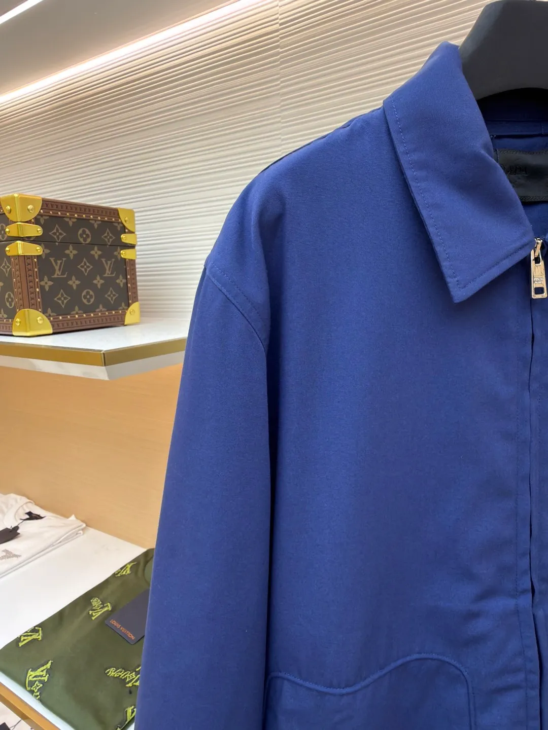 Prada Contrast Logo Jacket ●Original version: Purchased and developed for 17800 ●Item number: 1680816-B15 ●Fabric: Oxford fabric ●Technology: Contrast color printing ●Version: Fitted version ●Weight: about 570 grams ●Size: 46-48-50-52 ●Description: Customized elegant cotton Oxford spinning, excellent texture, comfortable and close to the skin, with a touch of deep blue as the base, which is the elegance after precipitation Surging with mystery and nobility, the contrasting letter logo outlines a unique fashion silhouette on the chest. It is low-key and powerful. It continues Prada's classic clean lines. The square version meets the new style of minimalist workwear. It interprets eternal charm with pure beauty. Solid contrast printing is used. The chest printing is modified three times with the film screen. The pattern is printed on the fabric using glue liquid paint. The fabric is baked to fix the printed pattern. Template machine bag opening The preset template guides the position, shape and size of the bag opening. The accuracy ensures the quality of the bag opening effect. The fabrics have been sand-washed, giving them a better feel and texture. They are not easy to deform, shrink or fade, and maintain their long-lasting beauty. The overall wiring is straight and delicate, the fabric is comfortable and soft, and the color is consistent without color difference. It can be matched with the same style to create a fashionable look and control various occasions. Customized accessories, complete with three standards, same style for men and women!