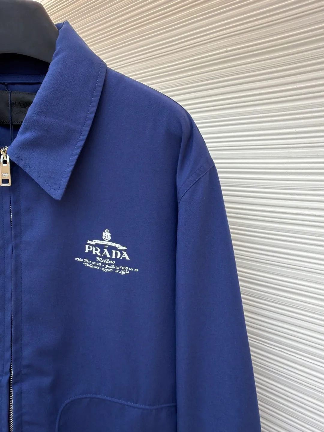 Prada Contrast Logo Jacket ●Original version: Purchased and developed for 17800 ●Item number: 1680816-B15 ●Fabric: Oxford fabric ●Technology: Contrast color printing ●Version: Fitted version ●Weight: about 570 grams ●Size: 46-48-50-52 ●Description: Customized elegant cotton Oxford spinning, excellent texture, comfortable and close to the skin, with a touch of deep blue as the base, which is the elegance after precipitation Surging with mystery and nobility, the contrasting letter logo outlines a unique fashion silhouette on the chest. It is low-key and powerful. It continues Prada's classic clean lines. The square version meets the new style of minimalist workwear. It interprets eternal charm with pure beauty. Solid contrast printing is used. The chest printing is modified three times with the film screen. The pattern is printed on the fabric using glue liquid paint. The fabric is baked to fix the printed pattern. Template machine bag opening The preset template guides the position, shape and size of the bag opening. The accuracy ensures the quality of the bag opening effect. The fabrics have been sand-washed, giving them a better feel and texture. They are not easy to deform, shrink or fade, and maintain their long-lasting beauty. The overall wiring is straight and delicate, the fabric is comfortable and soft, and the color is consistent without color difference. It can be matched with the same style to create a fashionable look and control various occasions. Customized accessories, complete with three standards, same style for men and women!