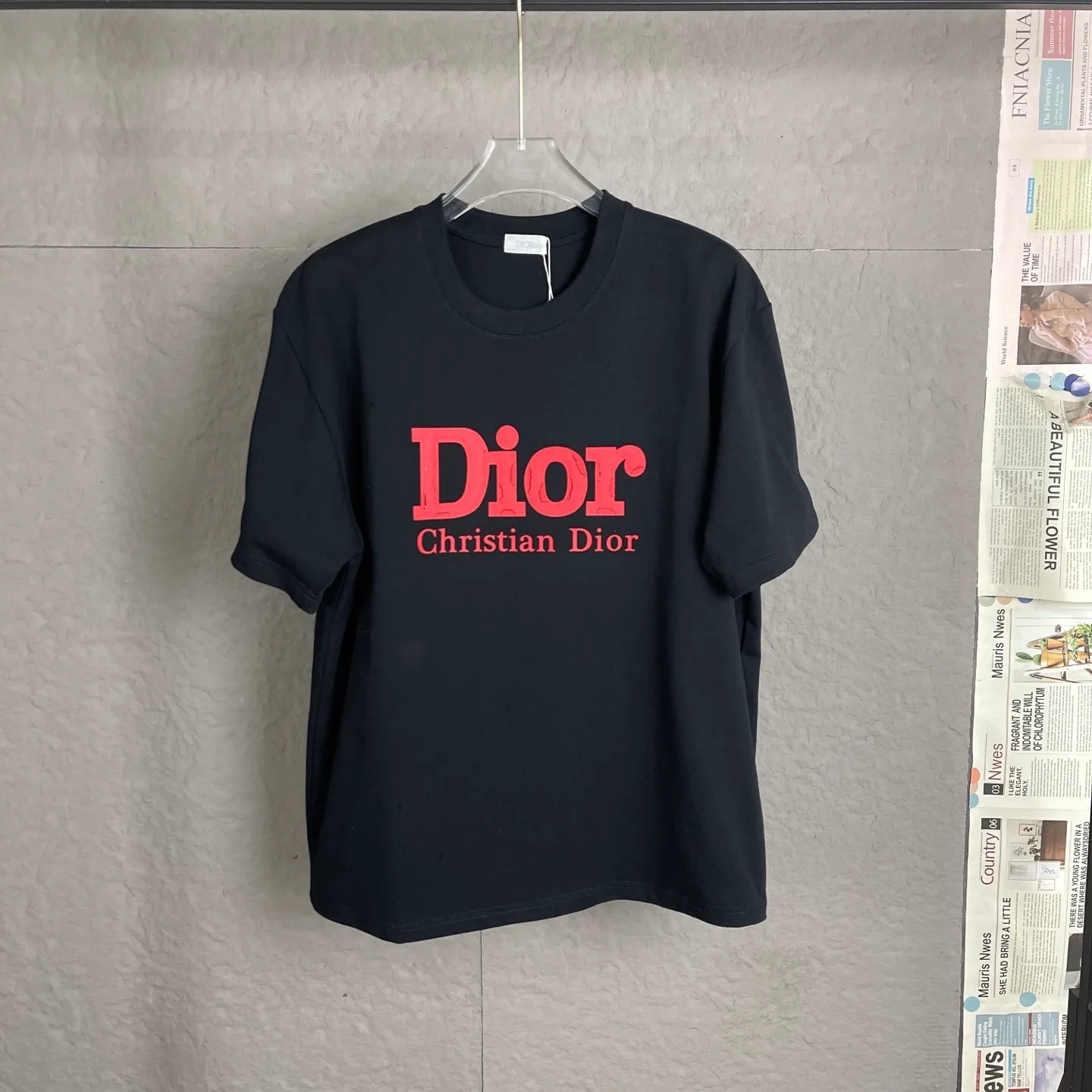 🅿️170 /C03 Dior 25ss 300 grams early spring new style film foam letter logo printed short-sleeved light luxury essential item for daily commuting for men and women. Correct version welcome to compare detailed features 100% pure cotton double yarn jersey fabric ·Special thickened 32 pieces of double-strand 1x1 thread in the same vat ·Three-dimensional film foam strips hot stamping ·Double-needle stitching and cross-stitching technology ·Original main mark, washed tag brand moisture-proof paper packaging Color: black and white Size: S-XL