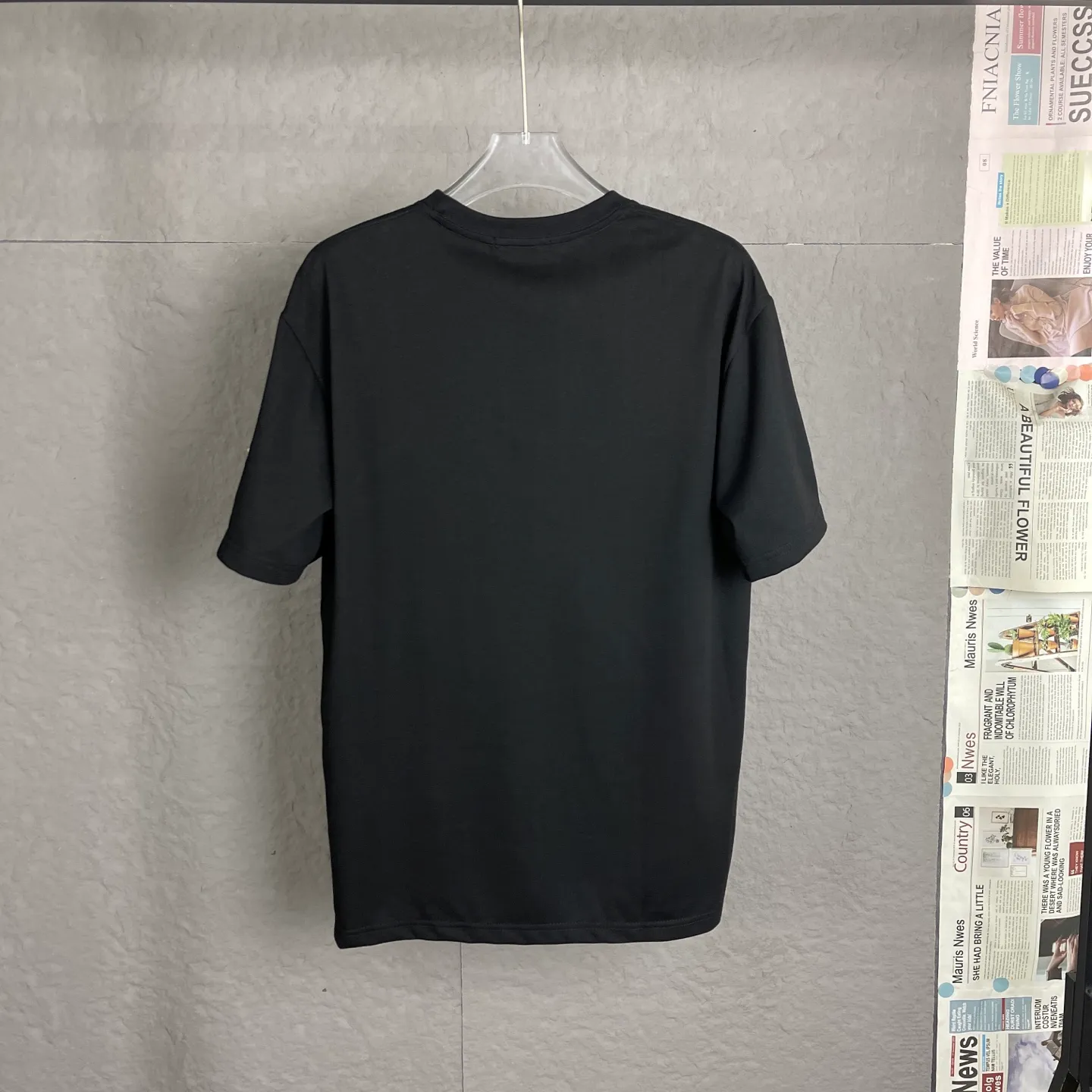 🅿️170 /C03 Dior 25ss 300 grams early spring new style film foam letter logo printed short-sleeved light luxury essential item for daily commuting for men and women. Correct version welcome to compare detailed features 100% pure cotton double yarn jersey fabric ·Special thickened 32 pieces of double-strand 1x1 thread in the same vat ·Three-dimensional film foam strips hot stamping ·Double-needle stitching and cross-stitching technology ·Original main mark, washed tag brand moisture-proof paper packaging Color: black and white Size: S-XL