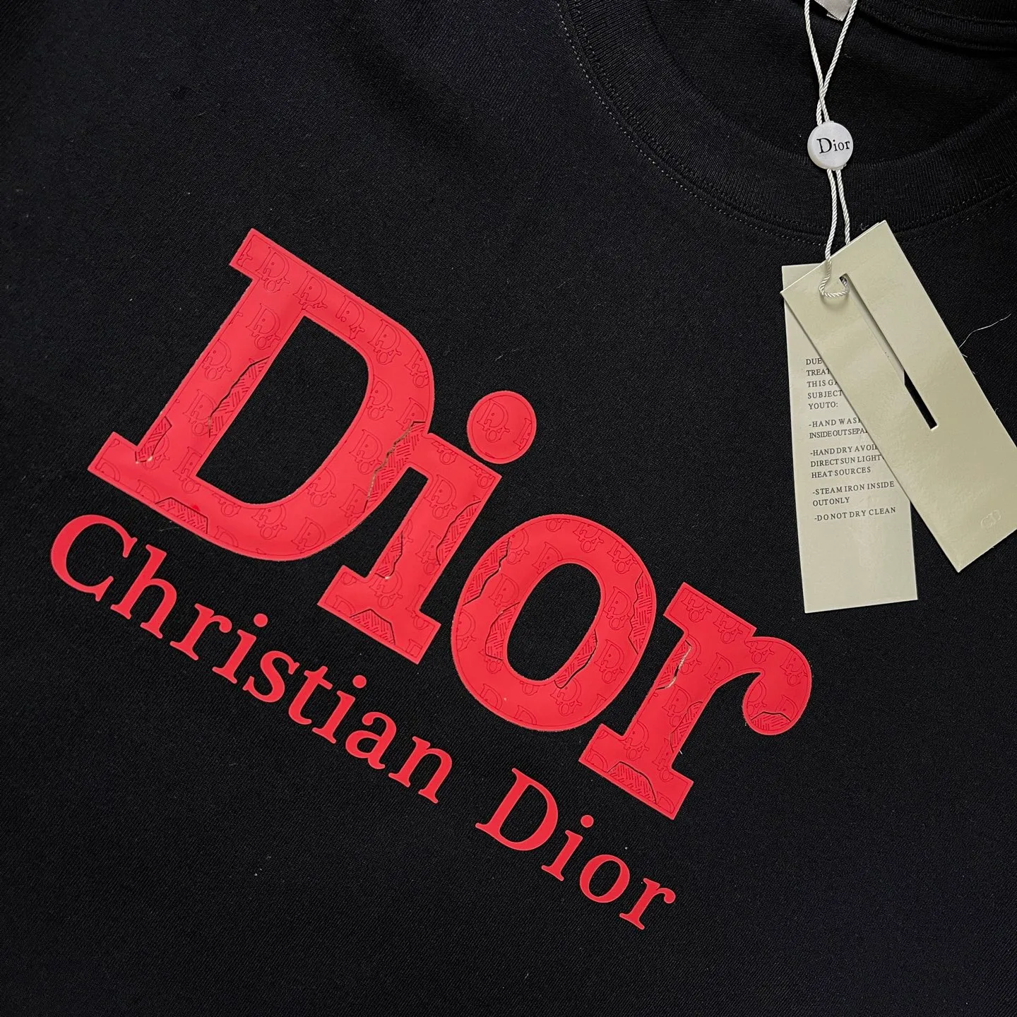 🅿️170 /C03 Dior 25ss 300 grams early spring new style film foam letter logo printed short-sleeved light luxury essential item for daily commuting for men and women. Correct version welcome to compare detailed features 100% pure cotton double yarn jersey fabric ·Special thickened 32 pieces of double-strand 1x1 thread in the same vat ·Three-dimensional film foam strips hot stamping ·Double-needle stitching and cross-stitching technology ·Original main mark, washed tag brand moisture-proof paper packaging Color: black and white Size: S-XL