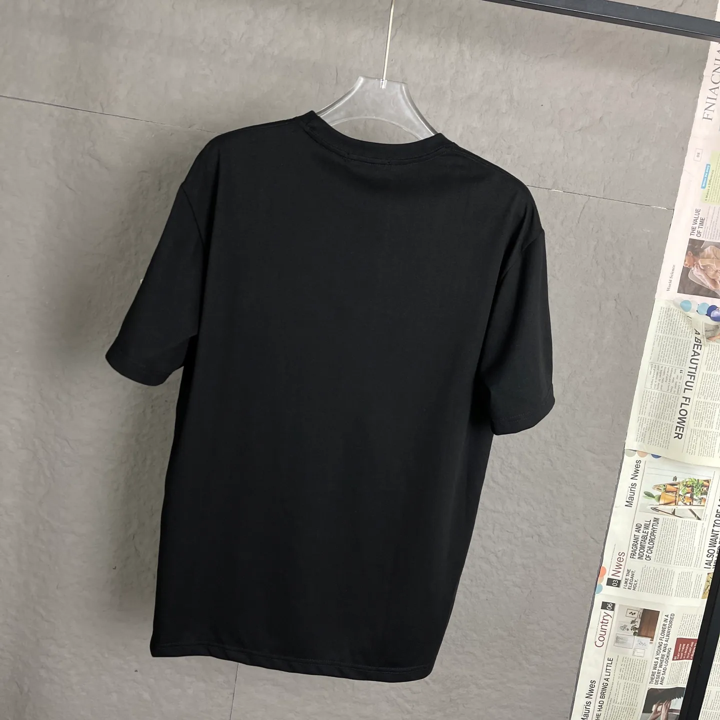 🅿️170 /C03 Dior 25ss 300 grams early spring new style film foam letter logo printed short-sleeved light luxury essential item for daily commuting for men and women. Correct version welcome to compare detailed features 100% pure cotton double yarn jersey fabric ·Special thickened 32 pieces of double-strand 1x1 thread in the same vat ·Three-dimensional film foam strips hot stamping ·Double-needle stitching and cross-stitching technology ·Original main mark, washed tag brand moisture-proof paper packaging Color: black and white Size: S-XL
