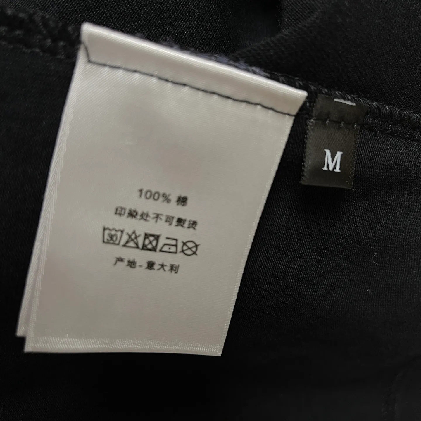 🅿️170 /C03 Dior 25ss 300 grams early spring new style film foam letter logo printed short-sleeved light luxury essential item for daily commuting for men and women. Correct version welcome to compare detailed features 100% pure cotton double yarn jersey fabric ·Special thickened 32 pieces of double-strand 1x1 thread in the same vat ·Three-dimensional film foam strips hot stamping ·Double-needle stitching and cross-stitching technology ·Original main mark, washed tag brand moisture-proof paper packaging Color: black and white Size: S-XL