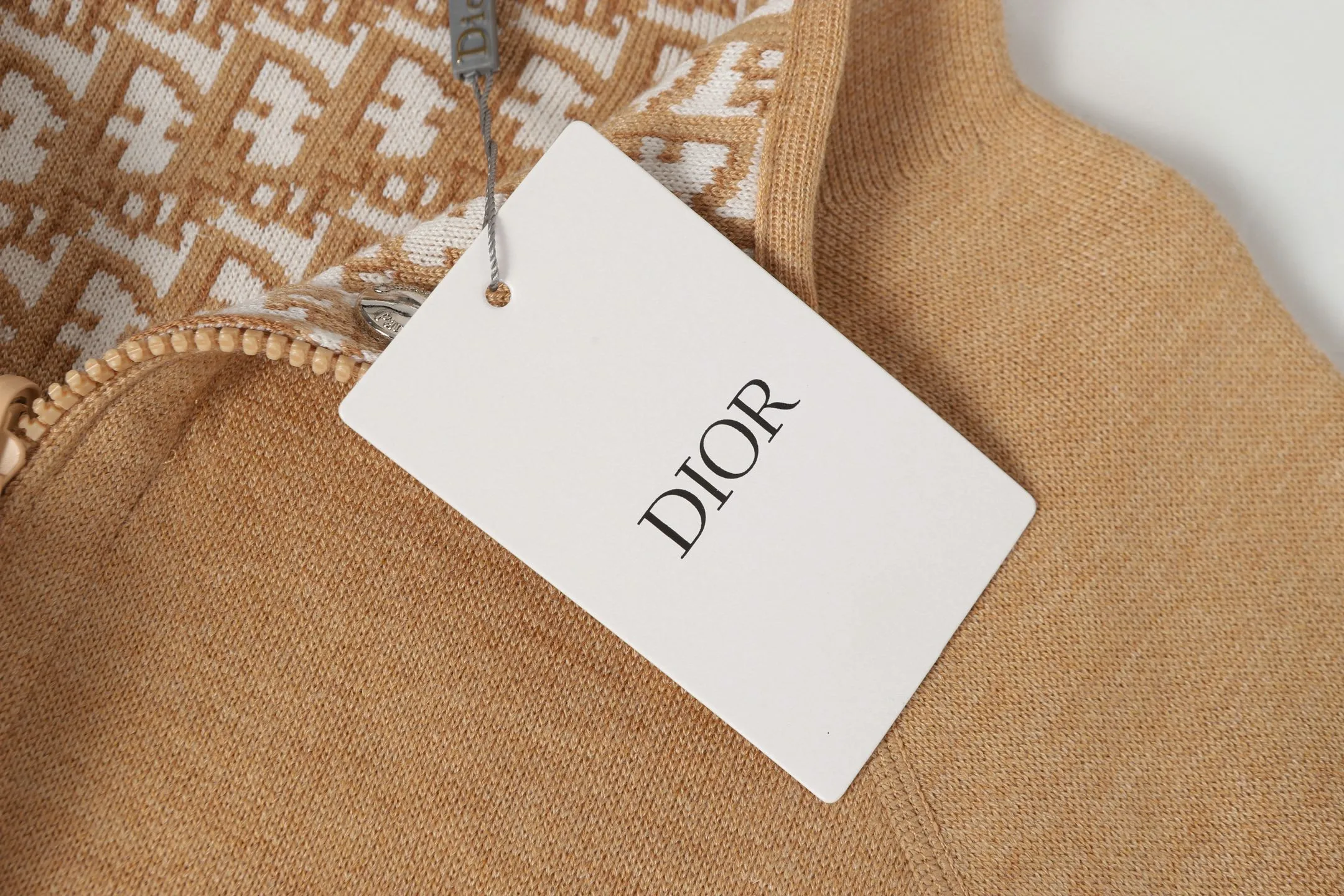 🅿️520 [Women's Style] DIOR/Dior 25FW presbyopic double-sided cashmere crew neck sweater. The fabric is made of top-quality cashmere yarn. The jacquard knitted cashmere sweater adopts a double-sided wearable design and is made of selected high-quality cashmere materials. After fine weaving process, it presents a soft and comfortable touch and excellent thermal insulation performance. The iconic Oblique jacquard pattern is perfectly presented through precision knitting technology. It can be worn on both sides, showing different style charms. The round neck design is simple and elegant, suitable for various matching occasions. Exquisite knitting technology ensures that the clothes are not easily deformed and remain crisp and long-lasting. The double-sided design concept reflects DIOR's perfect balance of practicality and fashion. Each sweater undergoes strict quality inspection to ensure that the quality meets the brand's consistently high standards. This knitted item combines warmth and style, making it an exquisite addition to your autumn and winter wardrobe. Size:S/M/L