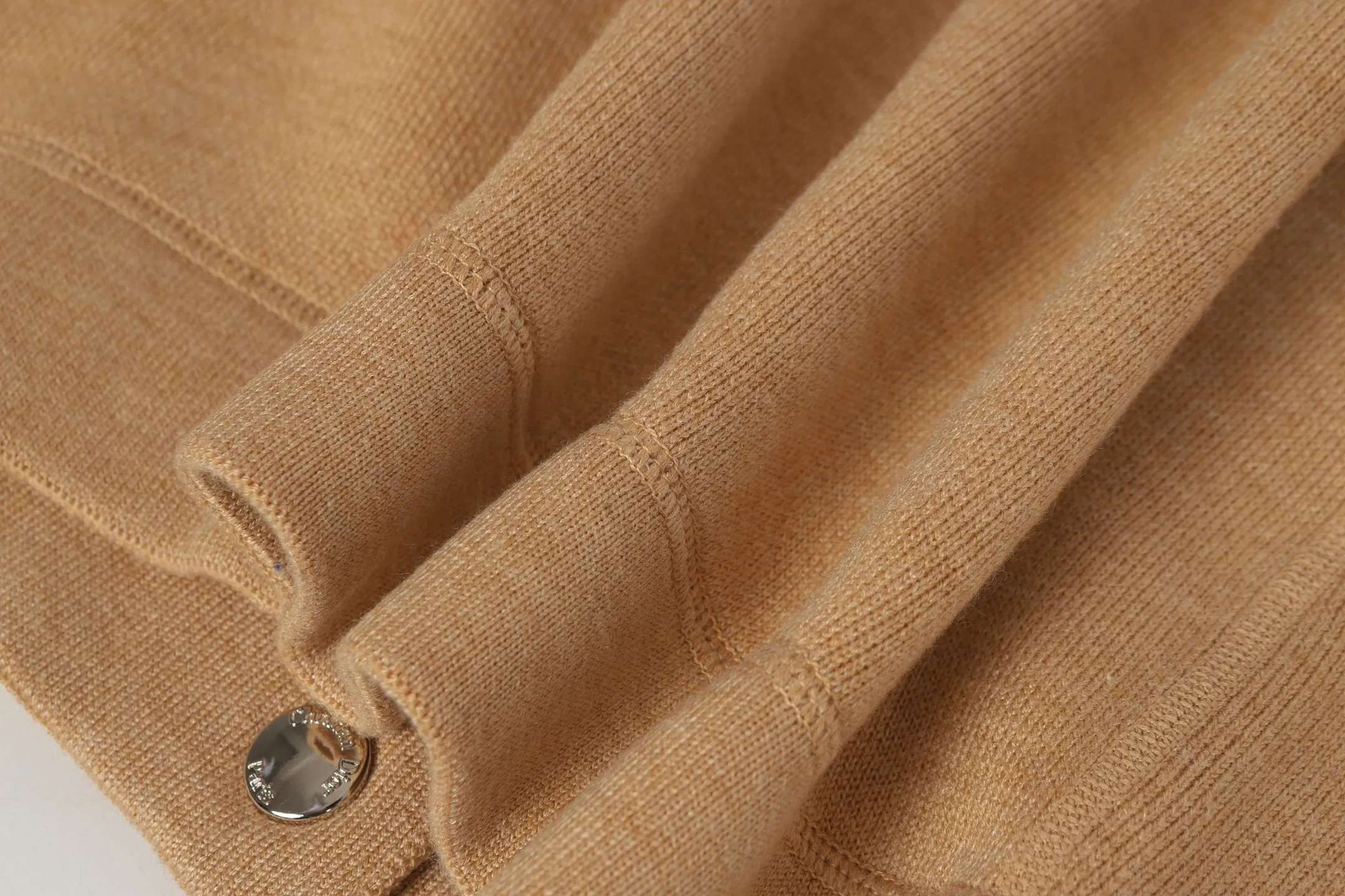🅿️520 [Women's Style] DIOR/Dior 25FW presbyopic double-sided cashmere crew neck sweater. The fabric is made of top-quality cashmere yarn. The jacquard knitted cashmere sweater adopts a double-sided wearable design and is made of selected high-quality cashmere materials. After fine weaving process, it presents a soft and comfortable touch and excellent thermal insulation performance. The iconic Oblique jacquard pattern is perfectly presented through precision knitting technology. It can be worn on both sides, showing different style charms. The round neck design is simple and elegant, suitable for various matching occasions. Exquisite knitting technology ensures that the clothes are not easily deformed and remain crisp and long-lasting. The double-sided design concept reflects DIOR's perfect balance of practicality and fashion. Each sweater undergoes strict quality inspection to ensure that the quality meets the brand's consistently high standards. This knitted item combines warmth and style, making it an exquisite addition to your autumn and winter wardrobe. Size:S/M/L