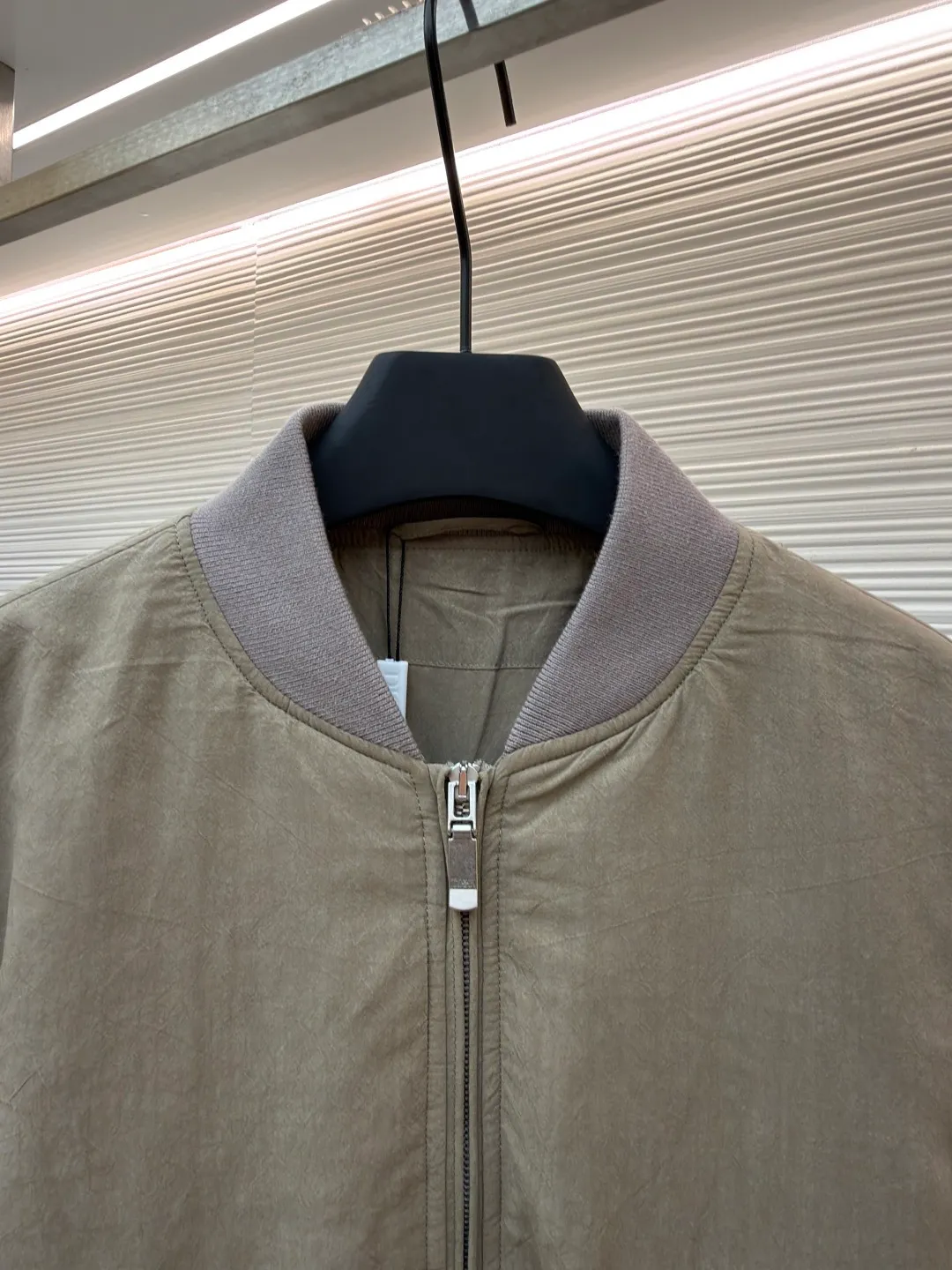 Dior Stone Island joint bomber cotton jacket ●Original version: 37000 purchased and developed ●Item number: 1681024-D60 ●Fabric: mulberry silk blended fabric ●Technology: embroidery production ●Version: fitted version ●Weight: about 820 grams ●Size: 44-46-48-50 ●Description: Custom-spun dyed yarn is made of mulberry silk blended material. (The lining and top fabric are the same color.) Customized bag cloth. Yibu 503# color. Customized 40g spray-glued cotton double-sided anti-velvet square plaid. Embroidery is processed by imported TAJIMA machine. (Large embroidered wadding on back sleeves) Customized wool thread (collar + hem + cuffs) Customized 5# Metal upper and lower pull-down matte Swiss (fly zipper + pocket zipper) with logo. Customized platinum engraved metal air holes. Customized four-button buckle on the inner pocket. Customized fabric knowledge mark 8×14cm. Customized 0.3cm cotton rope center front placket + bag lip. Made by a large factory, it is a test of workmanship. The upper body is comfortable and natural. The overall wiring is straight and delicate, the fabric is comfortable and soft, and the color is consistent without color difference. It can be matched with the same style to create a fashionable look and control various occasions. Customized accessories, complete with three standards, same style for men and women!