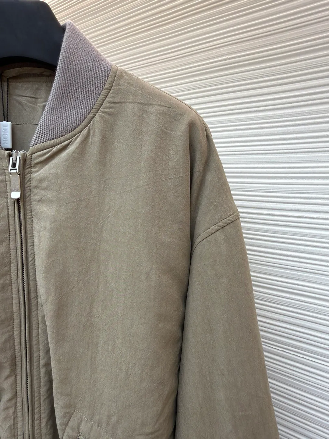 Dior Stone Island joint bomber cotton jacket ●Original version: 37000 purchased and developed ●Item number: 1681024-D60 ●Fabric: mulberry silk blended fabric ●Technology: embroidery production ●Version: fitted version ●Weight: about 820 grams ●Size: 44-46-48-50 ●Description: Custom-spun dyed yarn is made of mulberry silk blended material. (The lining and top fabric are the same color.) Customized bag cloth. Yibu 503# color. Customized 40g spray-glued cotton double-sided anti-velvet square plaid. Embroidery is processed by imported TAJIMA machine. (Large embroidered wadding on back sleeves) Customized wool thread (collar + hem + cuffs) Customized 5# Metal upper and lower pull-down matte Swiss (fly zipper + pocket zipper) with logo. Customized platinum engraved metal air holes. Customized four-button buckle on the inner pocket. Customized fabric knowledge mark 8×14cm. Customized 0.3cm cotton rope center front placket + bag lip. Made by a large factory, it is a test of workmanship. The upper body is comfortable and natural. The overall wiring is straight and delicate, the fabric is comfortable and soft, and the color is consistent without color difference. It can be matched with the same style to create a fashionable look and control various occasions. Customized accessories, complete with three standards, same style for men and women!