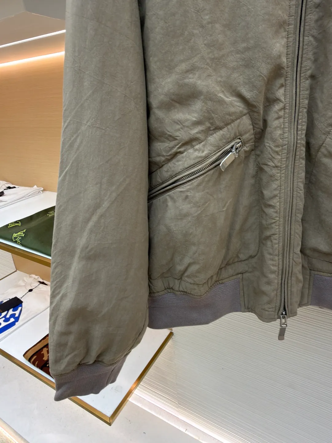 Dior Stone Island joint bomber cotton jacket ●Original version: 37000 purchased and developed ●Item number: 1681024-D60 ●Fabric: mulberry silk blended fabric ●Technology: embroidery production ●Version: fitted version ●Weight: about 820 grams ●Size: 44-46-48-50 ●Description: Custom-spun dyed yarn is made of mulberry silk blended material. (The lining and top fabric are the same color.) Customized bag cloth. Yibu 503# color. Customized 40g spray-glued cotton double-sided anti-velvet square plaid. Embroidery is processed by imported TAJIMA machine. (Large embroidered wadding on back sleeves) Customized wool thread (collar + hem + cuffs) Customized 5# Metal upper and lower pull-down matte Swiss (fly zipper + pocket zipper) with logo. Customized platinum engraved metal air holes. Customized four-button buckle on the inner pocket. Customized fabric knowledge mark 8×14cm. Customized 0.3cm cotton rope center front placket + bag lip. Made by a large factory, it is a test of workmanship. The upper body is comfortable and natural. The overall wiring is straight and delicate, the fabric is comfortable and soft, and the color is consistent without color difference. It can be matched with the same style to create a fashionable look and control various occasions. Customized accessories, complete with three standards, same style for men and women!