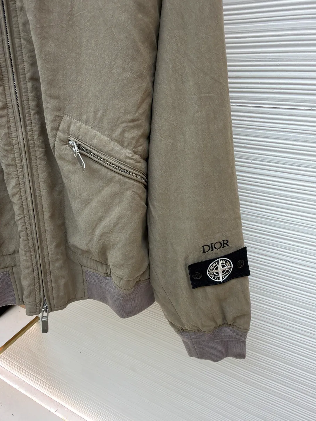 Dior Stone Island joint bomber cotton jacket ●Original version: 37000 purchased and developed ●Item number: 1681024-D60 ●Fabric: mulberry silk blended fabric ●Technology: embroidery production ●Version: fitted version ●Weight: about 820 grams ●Size: 44-46-48-50 ●Description: Custom-spun dyed yarn is made of mulberry silk blended material. (The lining and top fabric are the same color.) Customized bag cloth. Yibu 503# color. Customized 40g spray-glued cotton double-sided anti-velvet square plaid. Embroidery is processed by imported TAJIMA machine. (Large embroidered wadding on back sleeves) Customized wool thread (collar + hem + cuffs) Customized 5# Metal upper and lower pull-down matte Swiss (fly zipper + pocket zipper) with logo. Customized platinum engraved metal air holes. Customized four-button buckle on the inner pocket. Customized fabric knowledge mark 8×14cm. Customized 0.3cm cotton rope center front placket + bag lip. Made by a large factory, it is a test of workmanship. The upper body is comfortable and natural. The overall wiring is straight and delicate, the fabric is comfortable and soft, and the color is consistent without color difference. It can be matched with the same style to create a fashionable look and control various occasions. Customized accessories, complete with three standards, same style for men and women!