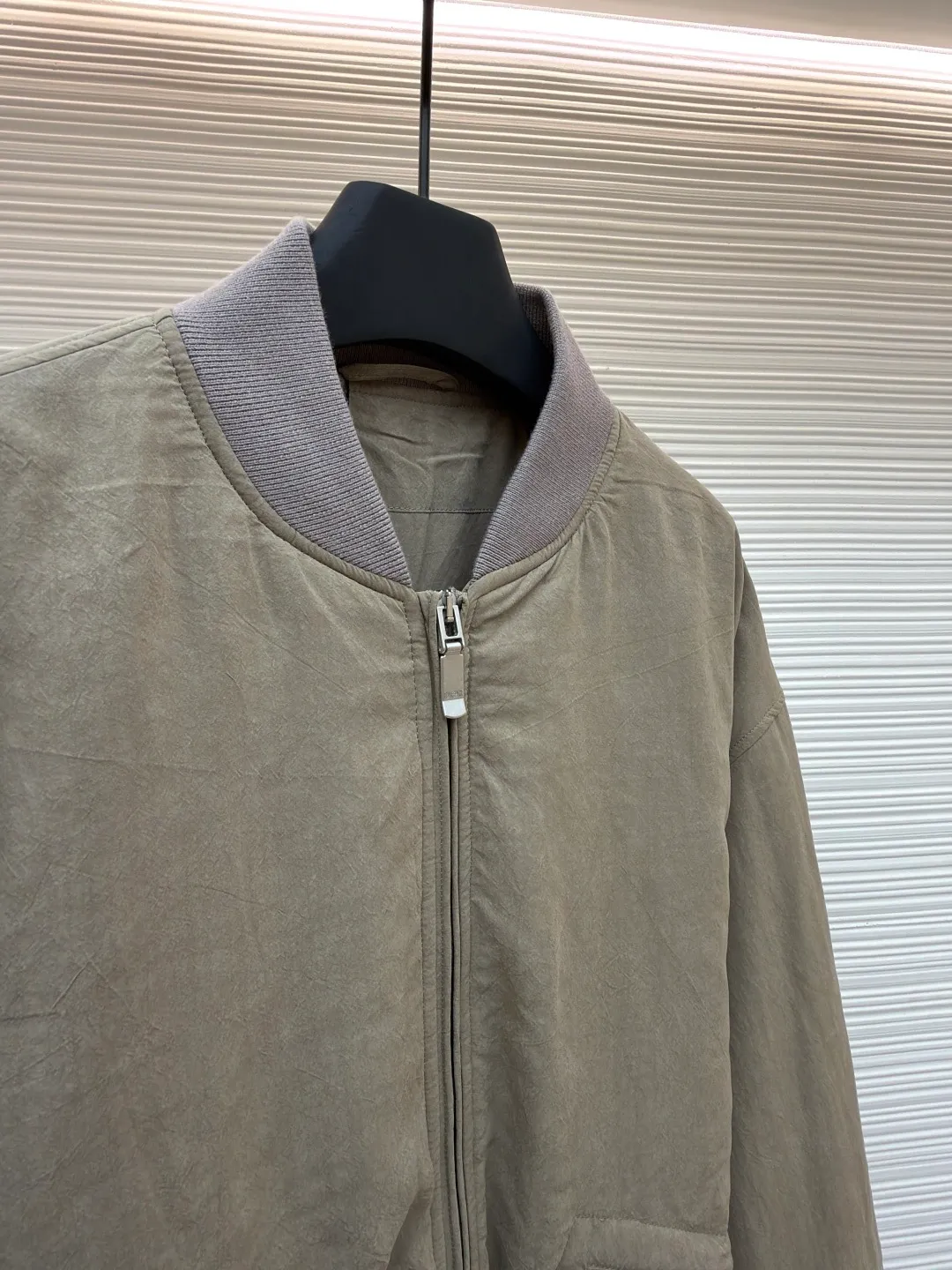 Dior Stone Island joint bomber cotton jacket ●Original version: 37000 purchased and developed ●Item number: 1681024-D60 ●Fabric: mulberry silk blended fabric ●Technology: embroidery production ●Version: fitted version ●Weight: about 820 grams ●Size: 44-46-48-50 ●Description: Custom-spun dyed yarn is made of mulberry silk blended material. (The lining and top fabric are the same color.) Customized bag cloth. Yibu 503# color. Customized 40g spray-glued cotton double-sided anti-velvet square plaid. Embroidery is processed by imported TAJIMA machine. (Large embroidered wadding on back sleeves) Customized wool thread (collar + hem + cuffs) Customized 5# Metal upper and lower pull-down matte Swiss (fly zipper + pocket zipper) with logo. Customized platinum engraved metal air holes. Customized four-button buckle on the inner pocket. Customized fabric knowledge mark 8×14cm. Customized 0.3cm cotton rope center front placket + bag lip. Made by a large factory, it is a test of workmanship. The upper body is comfortable and natural. The overall wiring is straight and delicate, the fabric is comfortable and soft, and the color is consistent without color difference. It can be matched with the same style to create a fashionable look and control various occasions. Customized accessories, complete with three standards, same style for men and women!