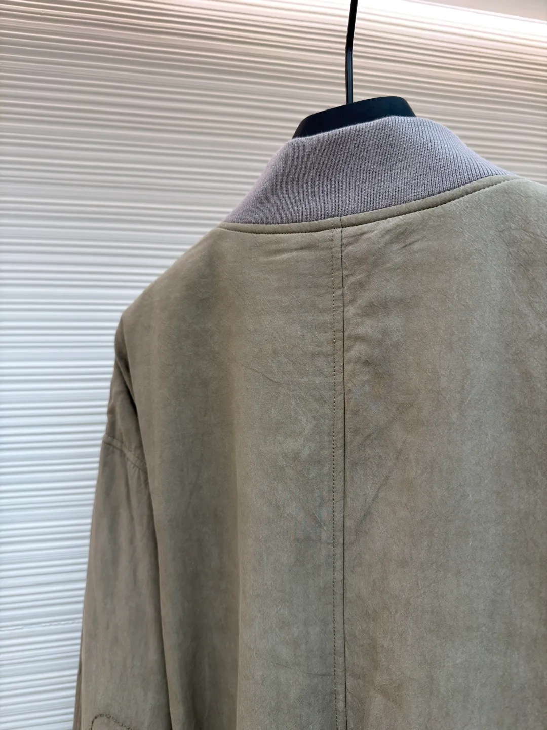 Dior Stone Island joint bomber cotton jacket ●Original version: 37000 purchased and developed ●Item number: 1681024-D60 ●Fabric: mulberry silk blended fabric ●Technology: embroidery production ●Version: fitted version ●Weight: about 820 grams ●Size: 44-46-48-50 ●Description: Custom-spun dyed yarn is made of mulberry silk blended material. (The lining and top fabric are the same color.) Customized bag cloth. Yibu 503# color. Customized 40g spray-glued cotton double-sided anti-velvet square plaid. Embroidery is processed by imported TAJIMA machine. (Large embroidered wadding on back sleeves) Customized wool thread (collar + hem + cuffs) Customized 5# Metal upper and lower pull-down matte Swiss (fly zipper + pocket zipper) with logo. Customized platinum engraved metal air holes. Customized four-button buckle on the inner pocket. Customized fabric knowledge mark 8×14cm. Customized 0.3cm cotton rope center front placket + bag lip. Made by a large factory, it is a test of workmanship. The upper body is comfortable and natural. The overall wiring is straight and delicate, the fabric is comfortable and soft, and the color is consistent without color difference. It can be matched with the same style to create a fashionable look and control various occasions. Customized accessories, complete with three standards, same style for men and women!