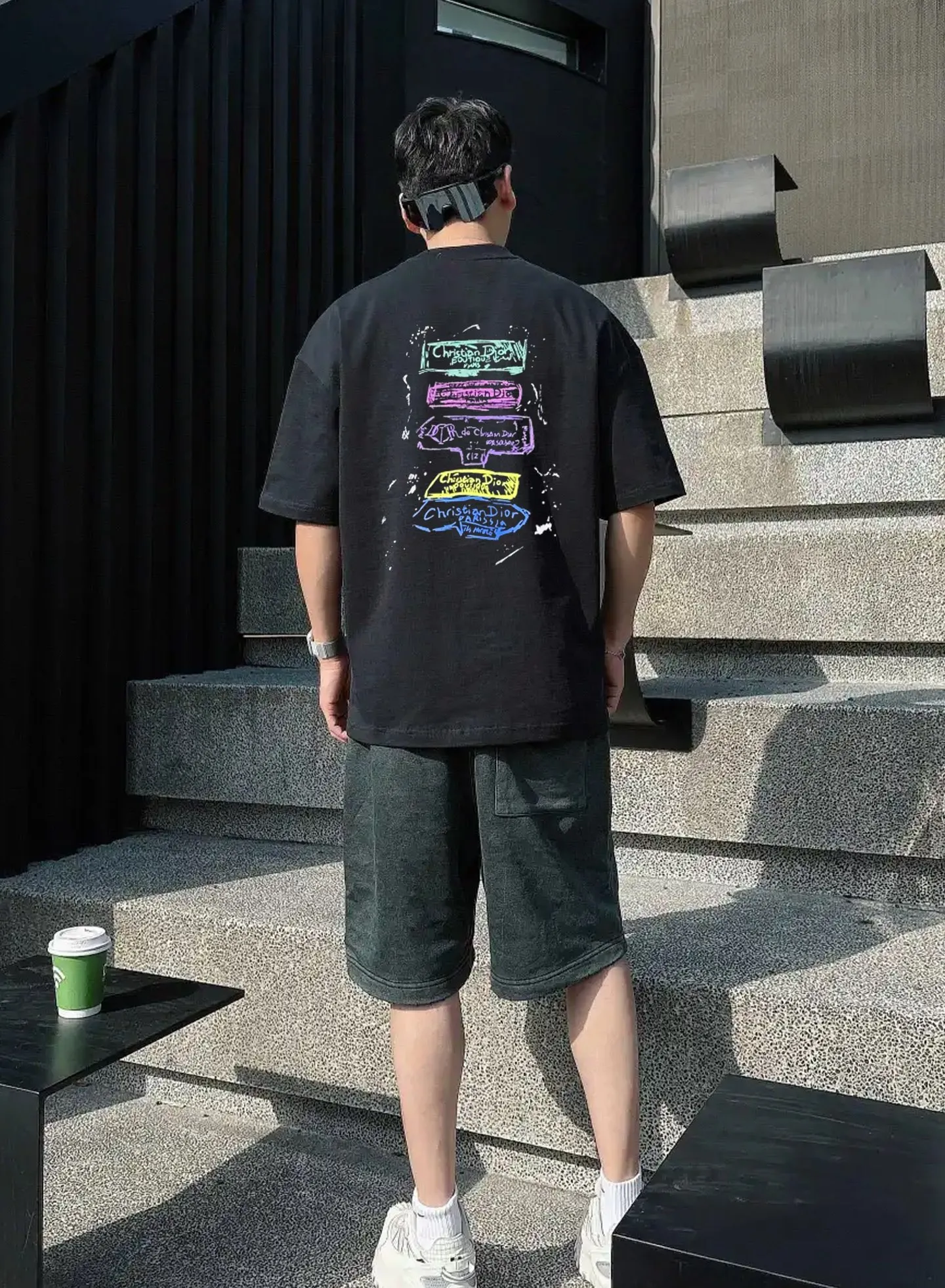 🅿️190 DIO*R Di-O 25s new couple round neck T-shirt! Double-sided heat transfer design. Color lines match brand letter graphics. 250g selected 100% pure cotton texture. The cotton is full and elastic. Adhering to the pursuit of details, the pattern is also new! Full, clear and textured. The fabric is close-fitting, comfortable and breathable! Whether worn alone or as a base layer, it is a must-have item! Don’t miss it... Color: Black. White. Size: S-xxl
