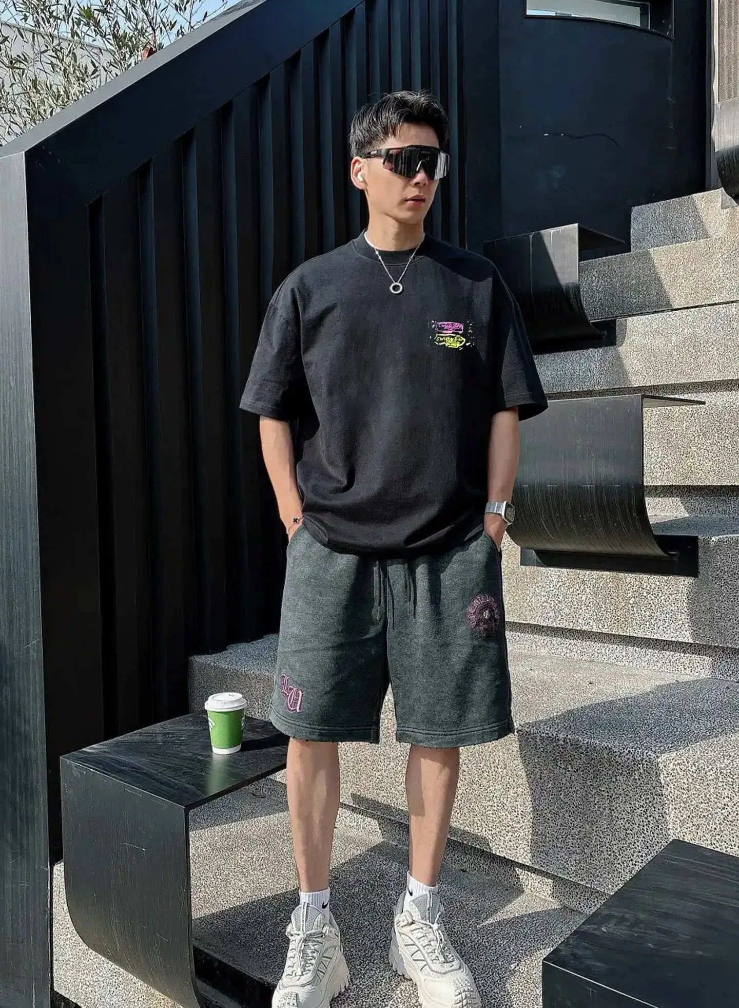 🅿️190 DIO*R Di-O 25s new couple round neck T-shirt! Double-sided heat transfer design. Color lines match brand letter graphics. 250g selected 100% pure cotton texture. The cotton is full and elastic. Adhering to the pursuit of details, the pattern is also new! Full, clear and textured. The fabric is close-fitting, comfortable and breathable! Whether worn alone or as a base layer, it is a must-have item! Don’t miss it... Color: Black. White. Size: S-xxl