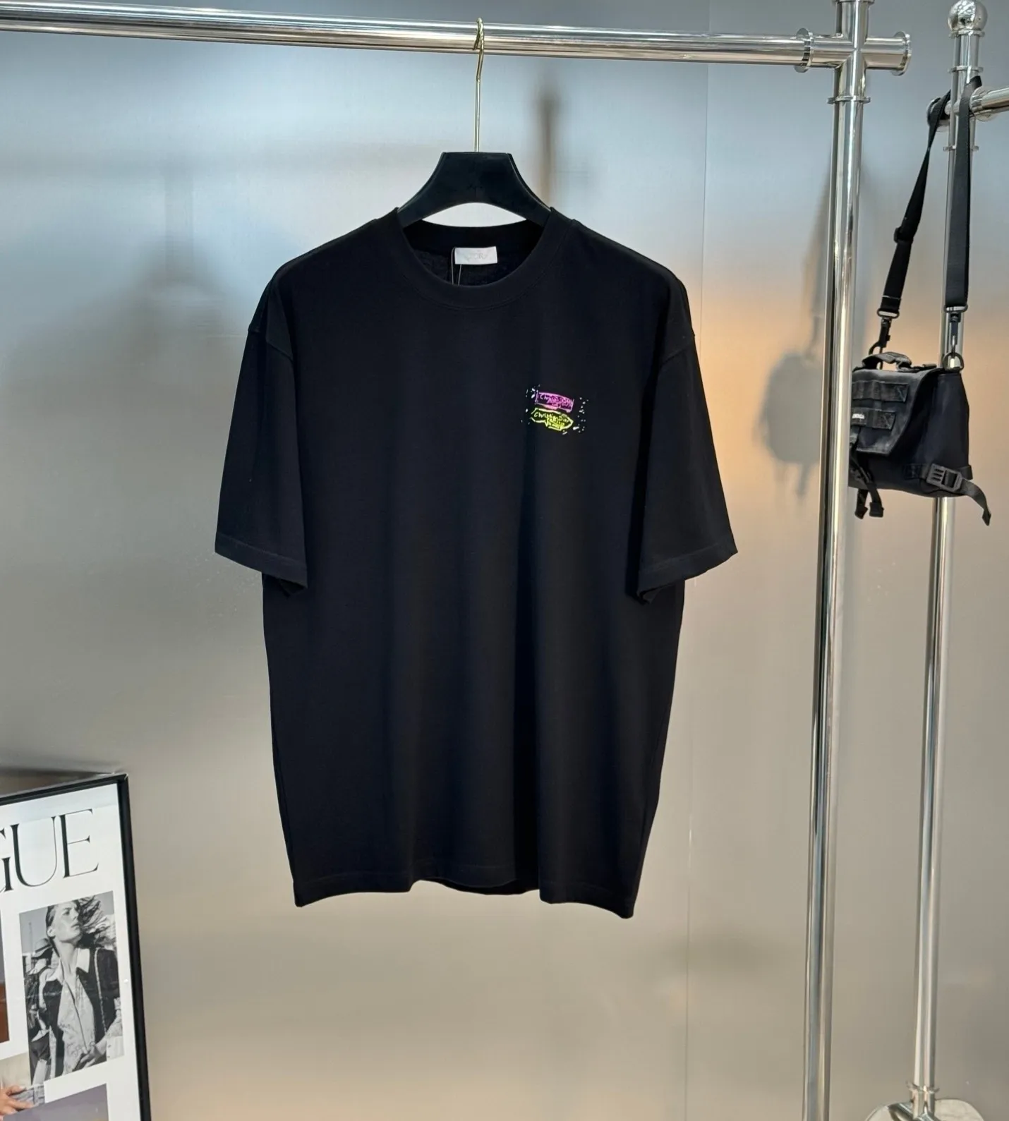 🅿️190 DIO*R Di-O 25s new couple round neck T-shirt! Double-sided heat transfer design. Color lines match brand letter graphics. 250g selected 100% pure cotton texture. The cotton is full and elastic. Adhering to the pursuit of details, the pattern is also new! Full, clear and textured. The fabric is close-fitting, comfortable and breathable! Whether worn alone or as a base layer, it is a must-have item! Don’t miss it... Color: Black. White. Size: S-xxl