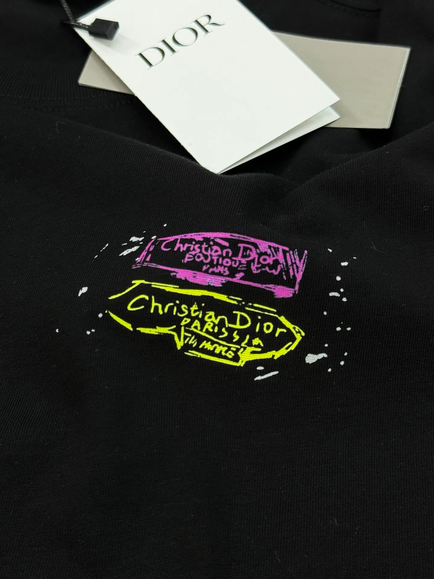 🅿️190 DIO*R Di-O 25s new couple round neck T-shirt! Double-sided heat transfer design. Color lines match brand letter graphics. 250g selected 100% pure cotton texture. The cotton is full and elastic. Adhering to the pursuit of details, the pattern is also new! Full, clear and textured. The fabric is close-fitting, comfortable and breathable! Whether worn alone or as a base layer, it is a must-have item! Don’t miss it... Color: Black. White. Size: S-xxl
