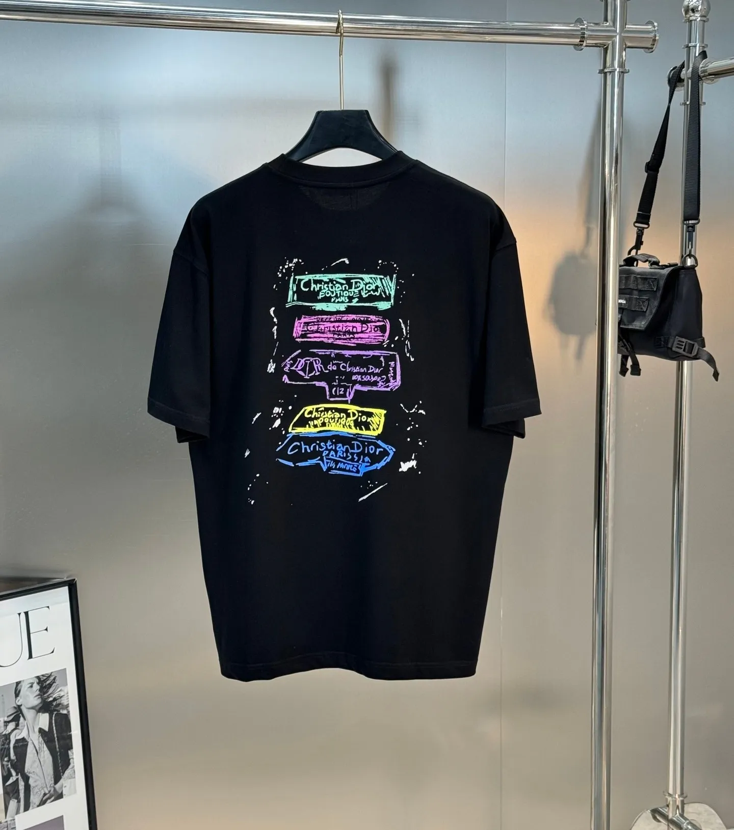🅿️190 DIO*R Di-O 25s new couple round neck T-shirt! Double-sided heat transfer design. Color lines match brand letter graphics. 250g selected 100% pure cotton texture. The cotton is full and elastic. Adhering to the pursuit of details, the pattern is also new! Full, clear and textured. The fabric is close-fitting, comfortable and breathable! Whether worn alone or as a base layer, it is a must-have item! Don’t miss it... Color: Black. White. Size: S-xxl
