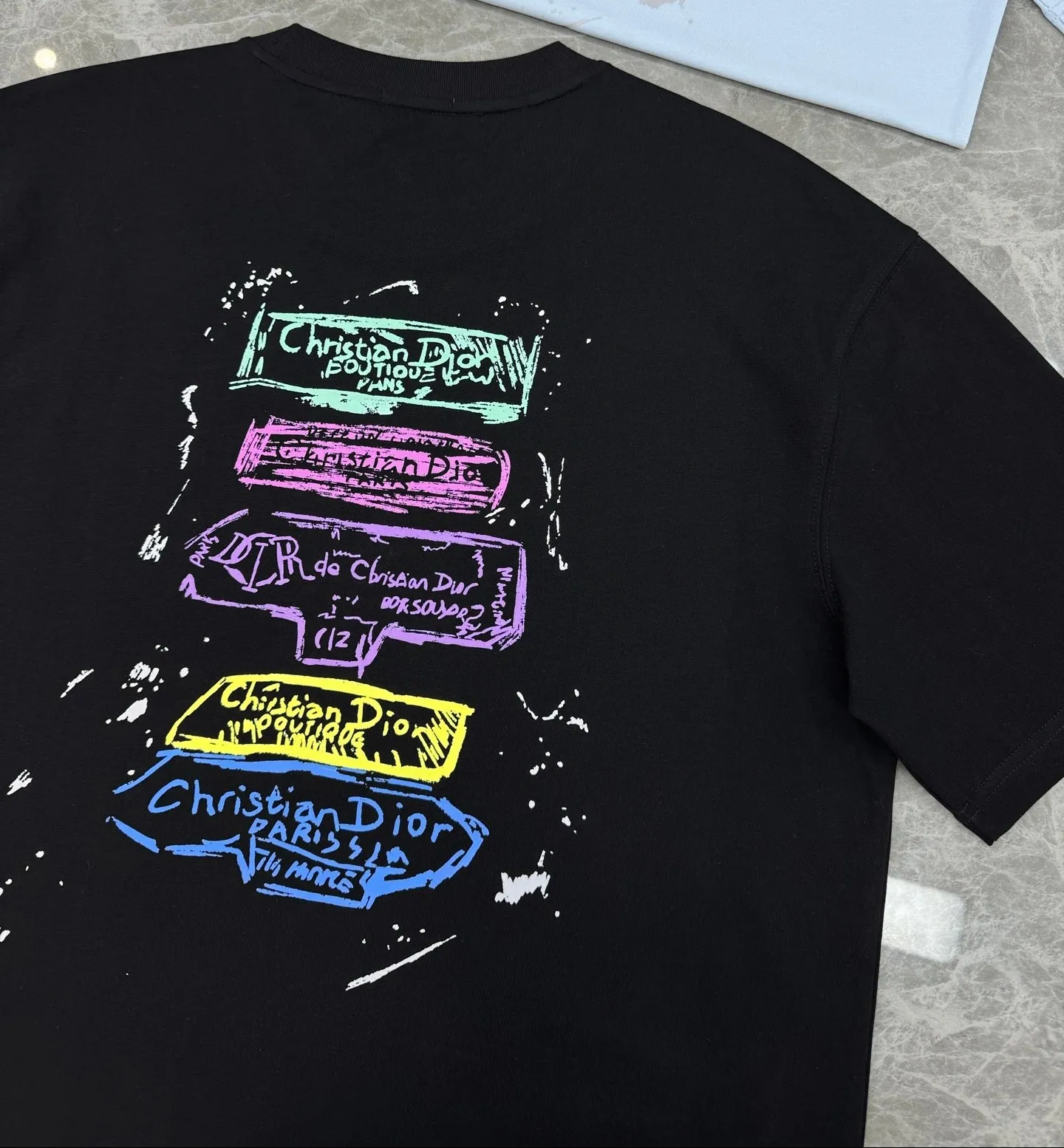 🅿️190 DIO*R Di-O 25s new couple round neck T-shirt! Double-sided heat transfer design. Color lines match brand letter graphics. 250g selected 100% pure cotton texture. The cotton is full and elastic. Adhering to the pursuit of details, the pattern is also new! Full, clear and textured. The fabric is close-fitting, comfortable and breathable! Whether worn alone or as a base layer, it is a must-have item! Don’t miss it... Color: Black. White. Size: S-xxl