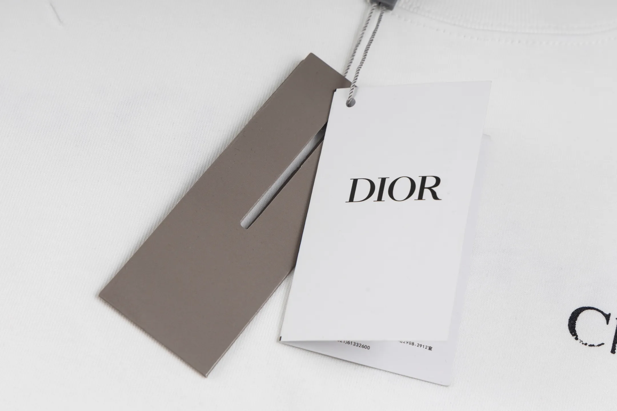🅿️240 Style No. B45 Dior frayed letter print long T consistent style on DIOR official website Fabric: 32-count double yarn 300g pure cotton fabric Weaving and dyeing threads of the same color in the same cylinder Process: imported machine white ink direct-jet printing ➕ fraying technology Supporting: three-standard complete cardboard oil paper code sticker packaging High temperature pre-shrinking process before production will not shrink and deformation Imported machine professional plate production os version Can wear up to 200 pounds. The size is measured manually. The error of 2-3cm is normal. Color: black white size: s m l xl