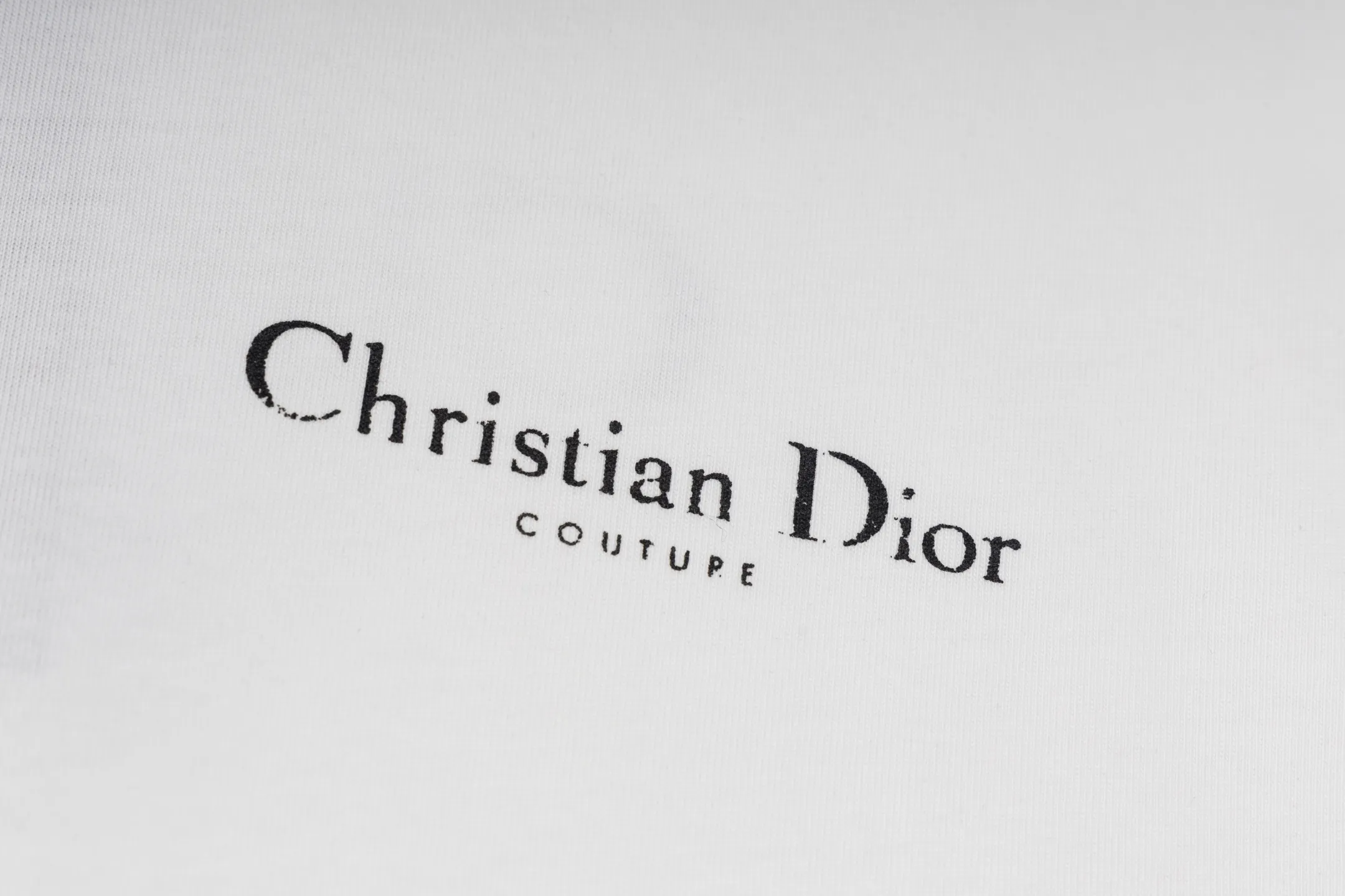 🅿️240 Style No. B45 Dior frayed letter print long T consistent style on DIOR official website Fabric: 32-count double yarn 300g pure cotton fabric Weaving and dyeing threads of the same color in the same cylinder Process: imported machine white ink direct-jet printing ➕ fraying technology Supporting: three-standard complete cardboard oil paper code sticker packaging High temperature pre-shrinking process before production will not shrink and deformation Imported machine professional plate production os version Can wear up to 200 pounds. The size is measured manually. The error of 2-3cm is normal. Color: black white size: s m l xl