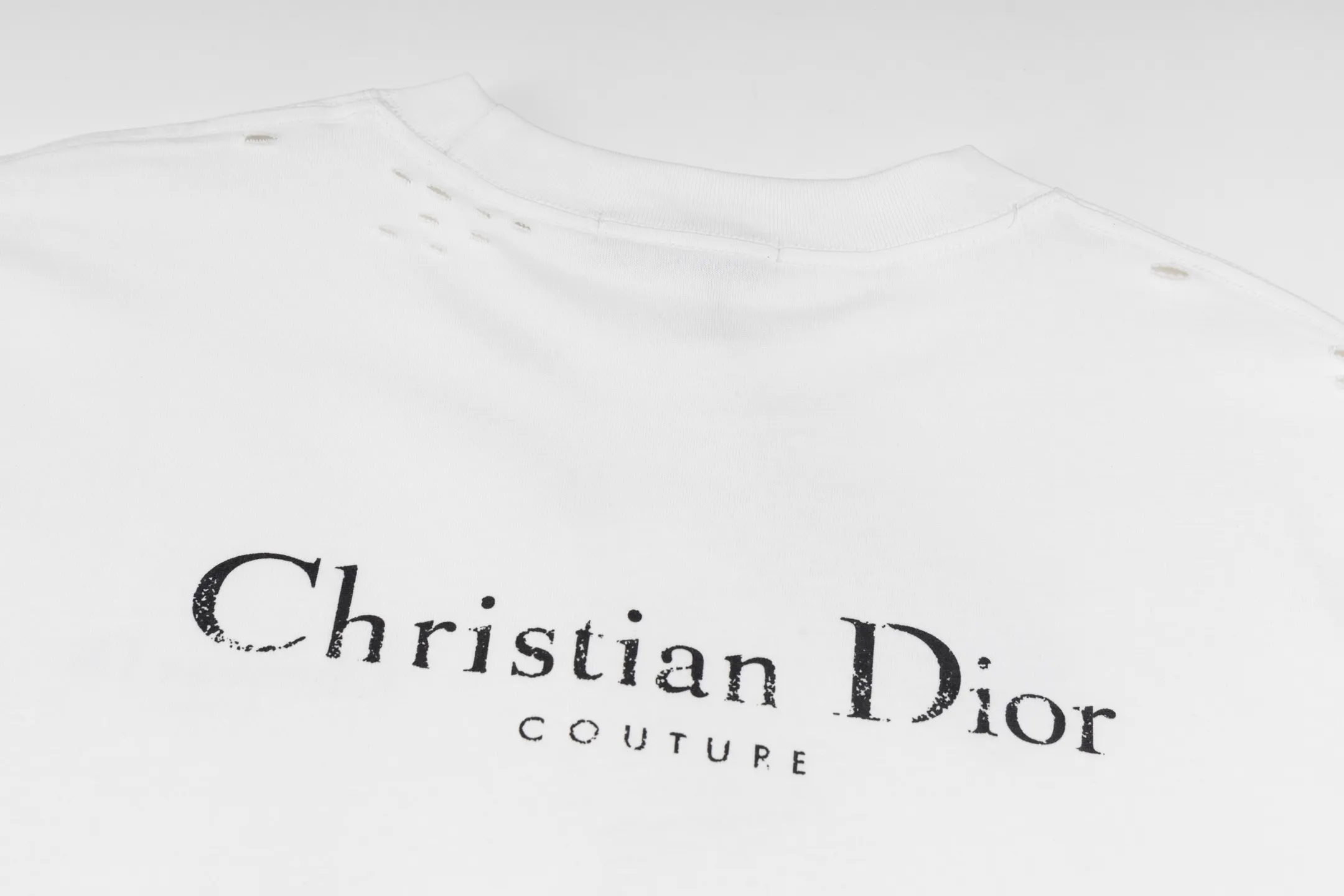 🅿️240 Style No. B45 Dior frayed letter print long T consistent style on DIOR official website Fabric: 32-count double yarn 300g pure cotton fabric Weaving and dyeing threads of the same color in the same cylinder Process: imported machine white ink direct-jet printing ➕ fraying technology Supporting: three-standard complete cardboard oil paper code sticker packaging High temperature pre-shrinking process before production will not shrink and deformation Imported machine professional plate production os version Can wear up to 200 pounds. The size is measured manually. The error of 2-3cm is normal. Color: black white size: s m l xl