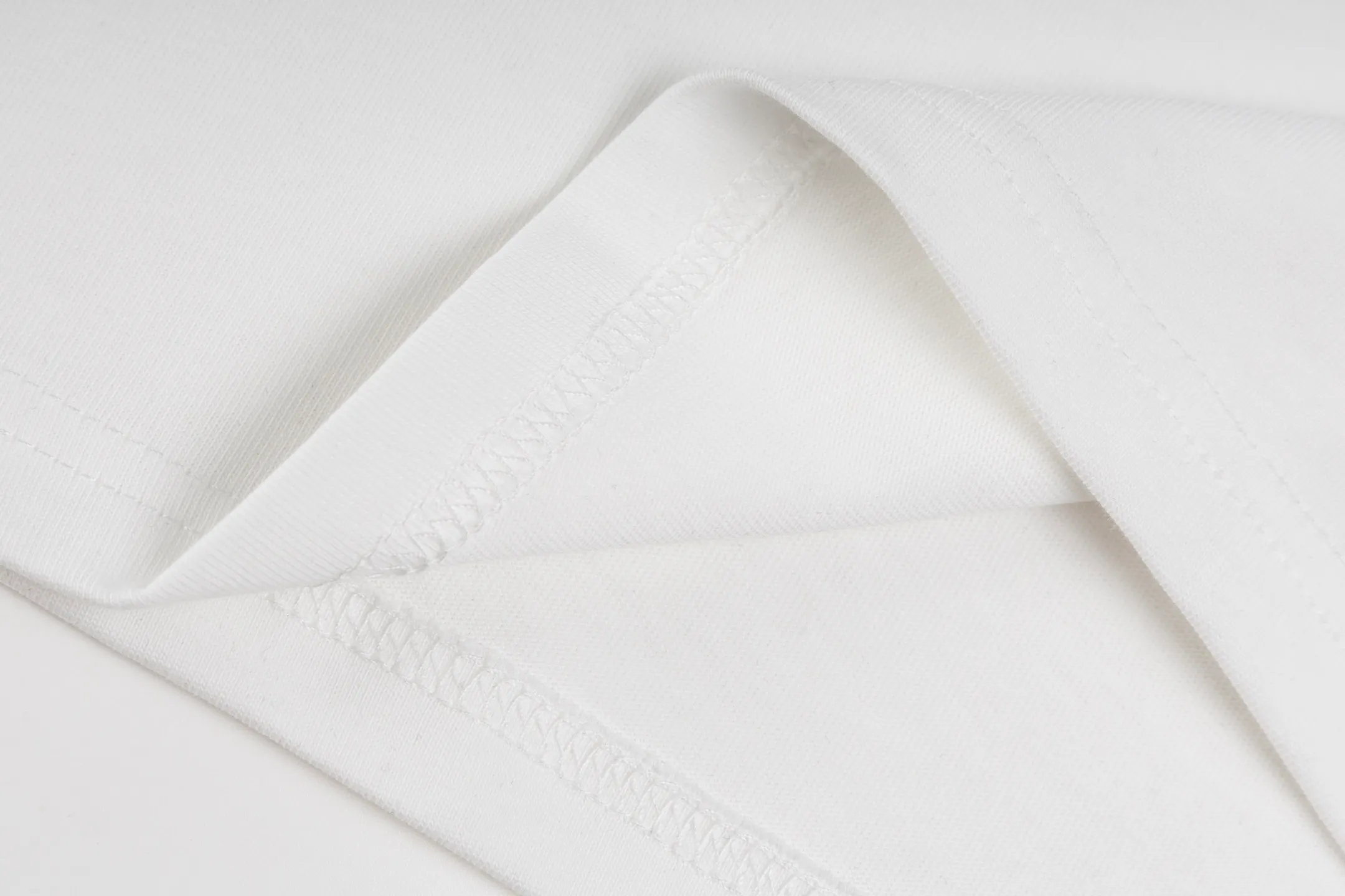 🅿️240 Style No. B45 Dior frayed letter print long T consistent style on DIOR official website Fabric: 32-count double yarn 300g pure cotton fabric Weaving and dyeing threads of the same color in the same cylinder Process: imported machine white ink direct-jet printing ➕ fraying technology Supporting: three-standard complete cardboard oil paper code sticker packaging High temperature pre-shrinking process before production will not shrink and deformation Imported machine professional plate production os version Can wear up to 200 pounds. The size is measured manually. The error of 2-3cm is normal. Color: black white size: s m l xl