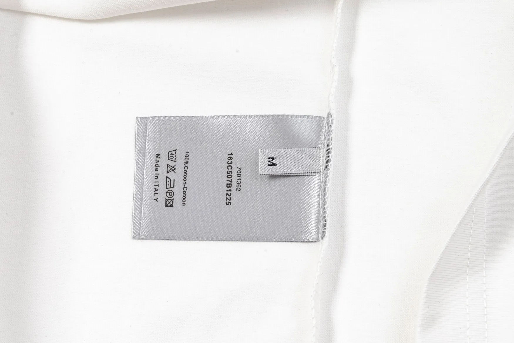 🅿️230 Dior DIOR new autumn and winter fabric pocket printed long sleeves, high quality 🔥nylon pure cotton washable hand feel, logo printing on the front, fabric pocket decoration, specially customized ribbing. The fabric is comfortable and soft, restoring the trend brought by special craftsmanship, custom dyed, complete with three standards. Non-market ordinary version. Compare at will. Quality is absolutely guaranteed. Same style for men and women. Color: Black White Size: S M L XL [Style No. A3308]