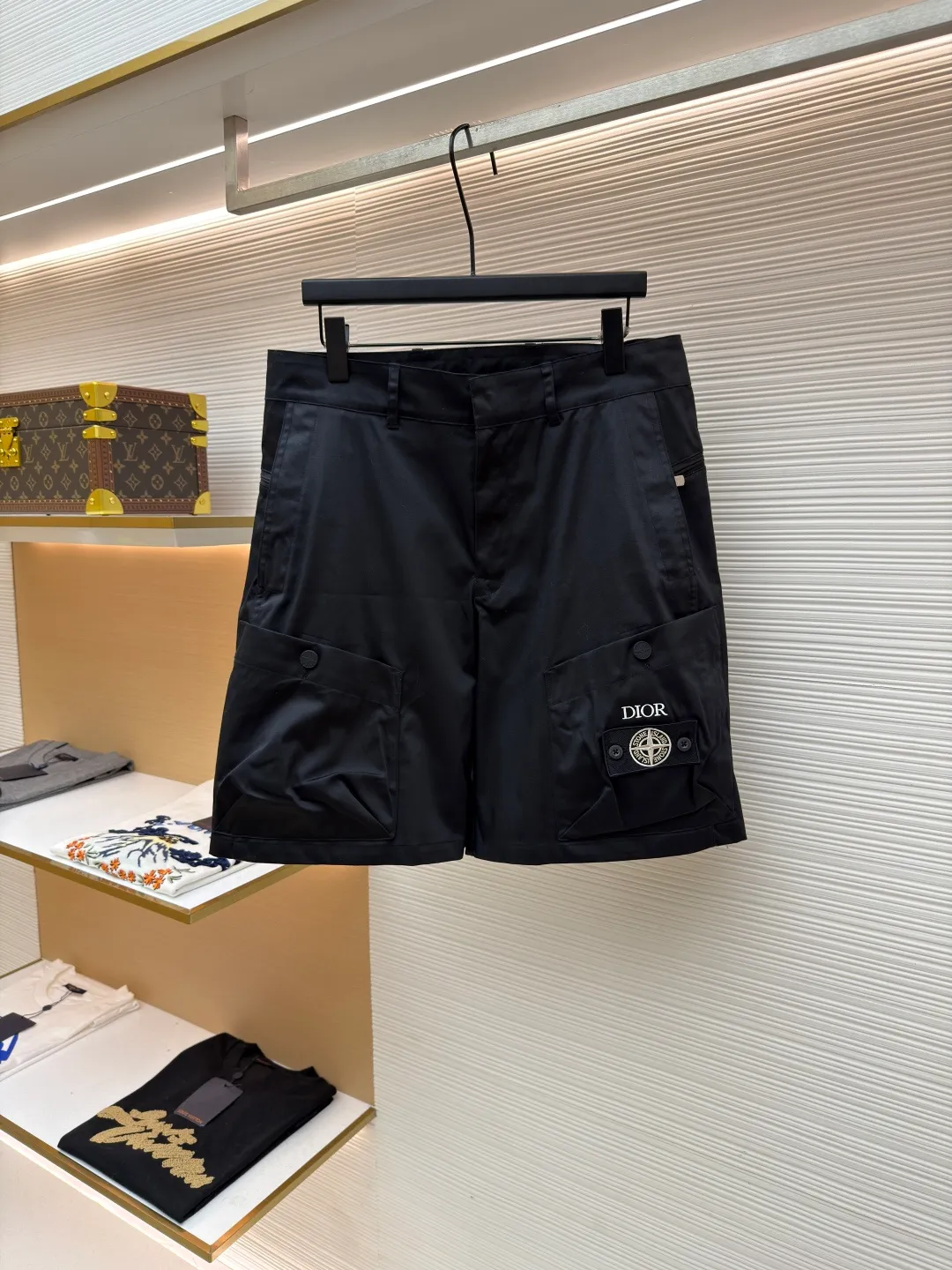 Dior Stone Island co-branded shorts ●Original version: purchased and developed for 21000 ●Item number: 1681493-B70 ●Fabric: cotton high-density twill satin fabric ●Technology: made by rubber coating ●Color: black ●Version: fitted version ●Weight: about 390 grams ●Size: 44-46-48-50 ●Description: The fabric is made of [60s cotton high-density twill satin fabric], [5A grade long-staple cotton yarn], [warp and weft density 200*120], purchased Y version and printed AB color to confirm the dye formula, [custom-dyed bulk fabric color], using [2C thickness TPU hot melt adhesive film], round shaft [glue coating process], high count [ Satin fabric] plus [adhesive film to keep the fabric] 3D three-dimensional, [cool coating] can absorb moisture and perspire, [mold customization with logo rotating puller], [5# platinum corn teeth closed tail zipper], [mould customization silicone cylindrical buckle], the bag is made of [domestic high-speed machine embroidered small logo letters + grid flat embroidered seal]. The overall wiring is straight and delicate, the fabric is comfortable and soft, and the color is consistent without color difference. It can be matched with the same style to create a fashionable look and control various occasions. Customized accessories, complete with three standards, same style for men and women!
