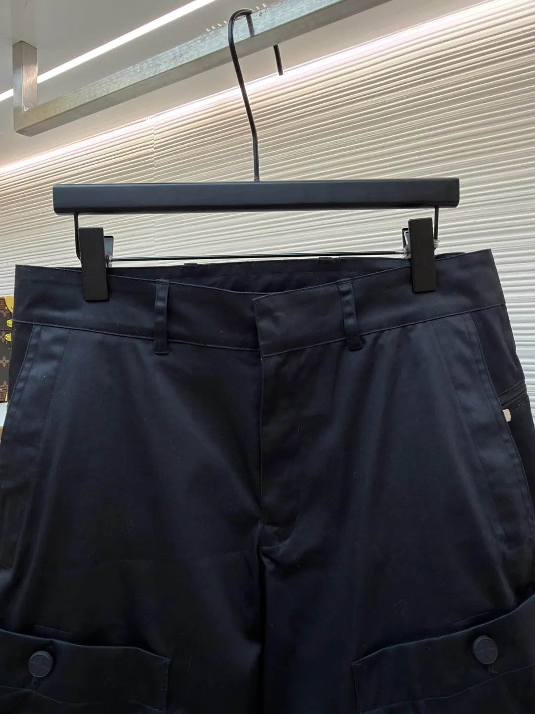 Dior Stone Island co-branded shorts ●Original version: purchased and developed for 21000 ●Item number: 1681493-B70 ●Fabric: cotton high-density twill satin fabric ●Technology: made by rubber coating ●Color: black ●Version: fitted version ●Weight: about 390 grams ●Size: 44-46-48-50 ●Description: The fabric is made of [60s cotton high-density twill satin fabric], [5A grade long-staple cotton yarn], [warp and weft density 200*120], purchased Y version and printed AB color to confirm the dye formula, [custom-dyed bulk fabric color], using [2C thickness TPU hot melt adhesive film], round shaft [glue coating process], high count [ Satin fabric] plus [adhesive film to keep the fabric] 3D three-dimensional, [cool coating] can absorb moisture and perspire, [mold customization with logo rotating puller], [5# platinum corn teeth closed tail zipper], [mould customization silicone cylindrical buckle], the bag is made of [domestic high-speed machine embroidered small logo letters + grid flat embroidered seal]. The overall wiring is straight and delicate, the fabric is comfortable and soft, and the color is consistent without color difference. It can be matched with the same style to create a fashionable look and control various occasions. Customized accessories, complete with three standards, same style for men and women!