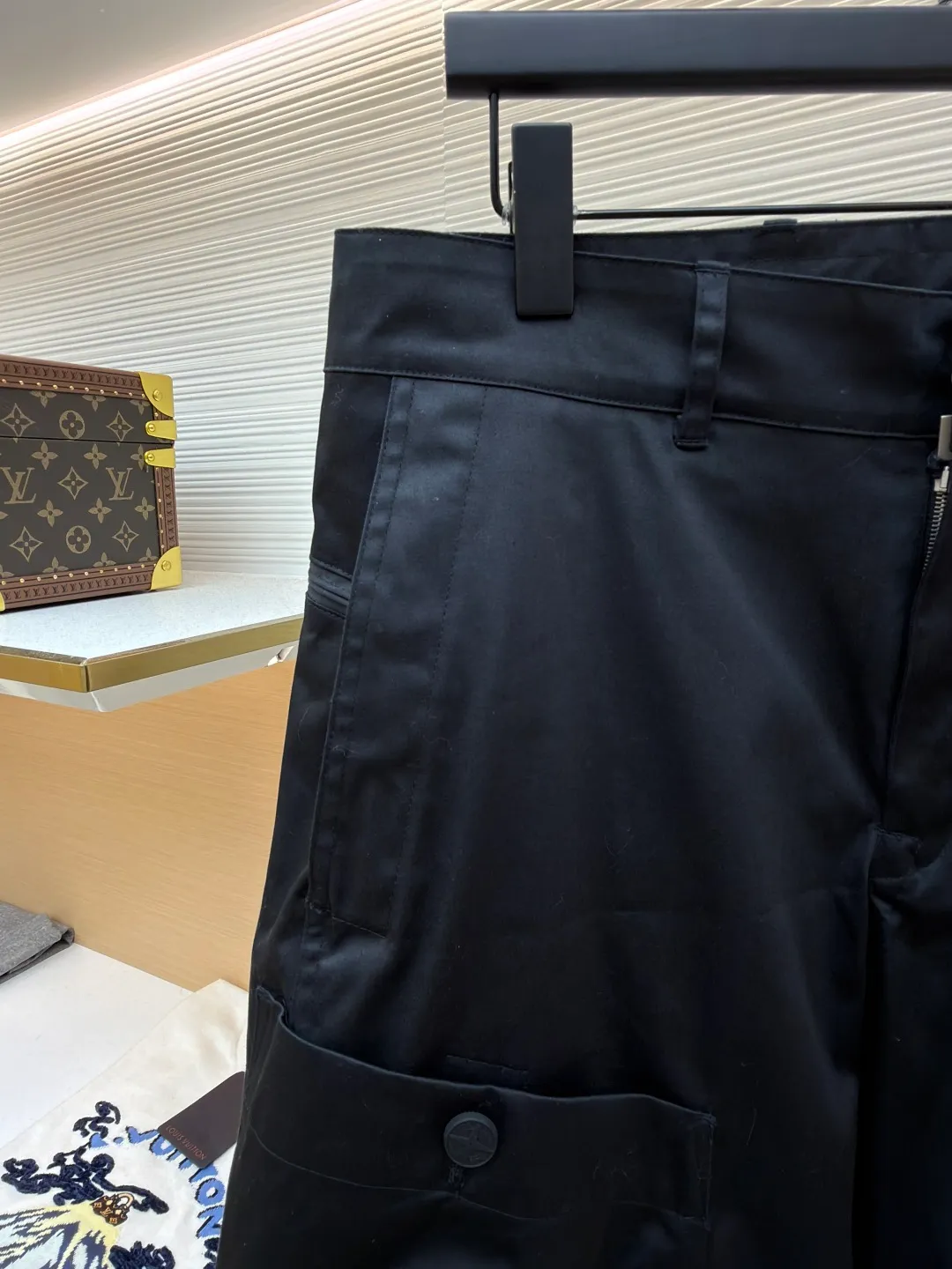 Dior Stone Island co-branded shorts ●Original version: purchased and developed for 21000 ●Item number: 1681493-B70 ●Fabric: cotton high-density twill satin fabric ●Technology: made by rubber coating ●Color: black ●Version: fitted version ●Weight: about 390 grams ●Size: 44-46-48-50 ●Description: The fabric is made of [60s cotton high-density twill satin fabric], [5A grade long-staple cotton yarn], [warp and weft density 200*120], purchased Y version and printed AB color to confirm the dye formula, [custom-dyed bulk fabric color], using [2C thickness TPU hot melt adhesive film], round shaft [glue coating process], high count [ Satin fabric] plus [adhesive film to keep the fabric] 3D three-dimensional, [cool coating] can absorb moisture and perspire, [mold customization with logo rotating puller], [5# platinum corn teeth closed tail zipper], [mould customization silicone cylindrical buckle], the bag is made of [domestic high-speed machine embroidered small logo letters + grid flat embroidered seal]. The overall wiring is straight and delicate, the fabric is comfortable and soft, and the color is consistent without color difference. It can be matched with the same style to create a fashionable look and control various occasions. Customized accessories, complete with three standards, same style for men and women!