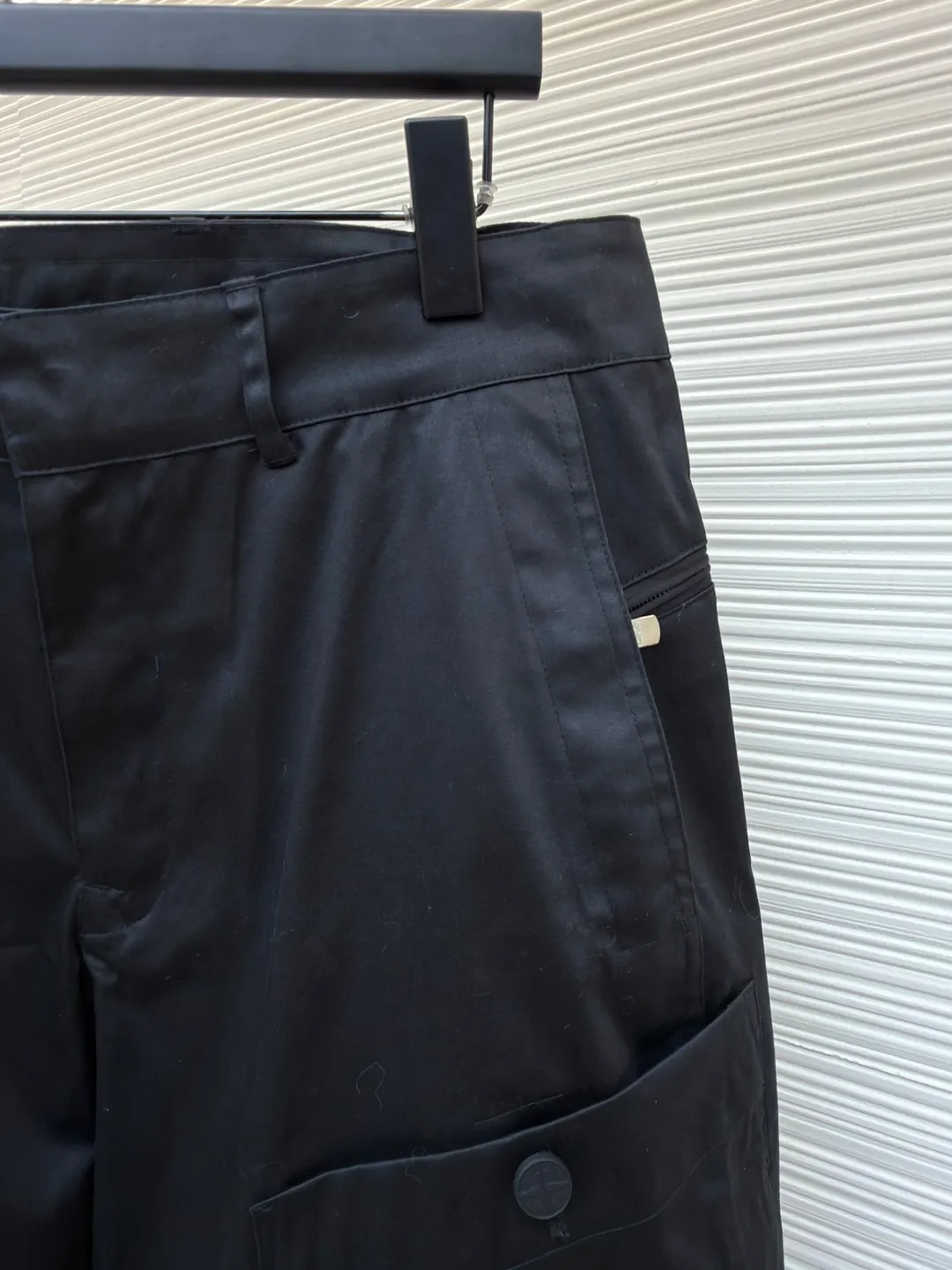 Dior Stone Island co-branded shorts ●Original version: purchased and developed for 21000 ●Item number: 1681493-B70 ●Fabric: cotton high-density twill satin fabric ●Technology: made by rubber coating ●Color: black ●Version: fitted version ●Weight: about 390 grams ●Size: 44-46-48-50 ●Description: The fabric is made of [60s cotton high-density twill satin fabric], [5A grade long-staple cotton yarn], [warp and weft density 200*120], purchased Y version and printed AB color to confirm the dye formula, [custom-dyed bulk fabric color], using [2C thickness TPU hot melt adhesive film], round shaft [glue coating process], high count [ Satin fabric] plus [adhesive film to keep the fabric] 3D three-dimensional, [cool coating] can absorb moisture and perspire, [mold customization with logo rotating puller], [5# platinum corn teeth closed tail zipper], [mould customization silicone cylindrical buckle], the bag is made of [domestic high-speed machine embroidered small logo letters + grid flat embroidered seal]. The overall wiring is straight and delicate, the fabric is comfortable and soft, and the color is consistent without color difference. It can be matched with the same style to create a fashionable look and control various occasions. Customized accessories, complete with three standards, same style for men and women!